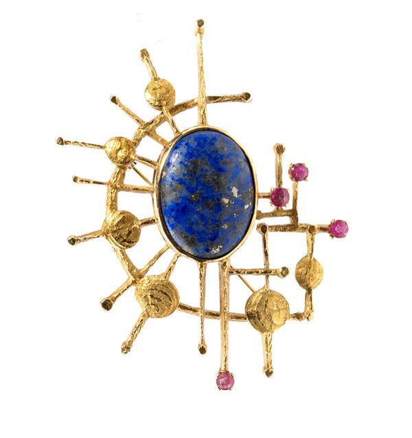 Spilla in oro con lapislazzuli e rubini