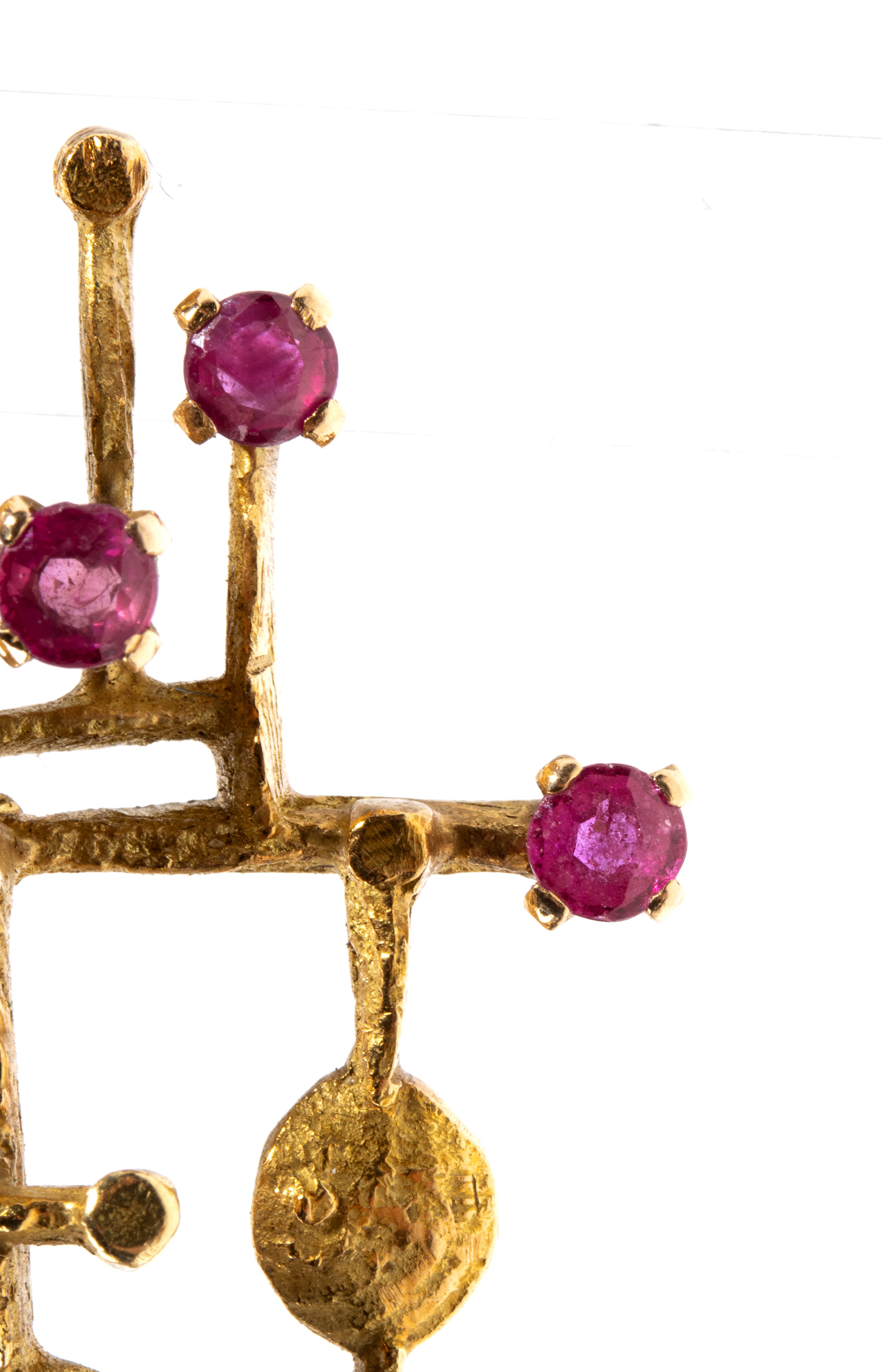 Spilla in oro con lapislazzuli e rubini