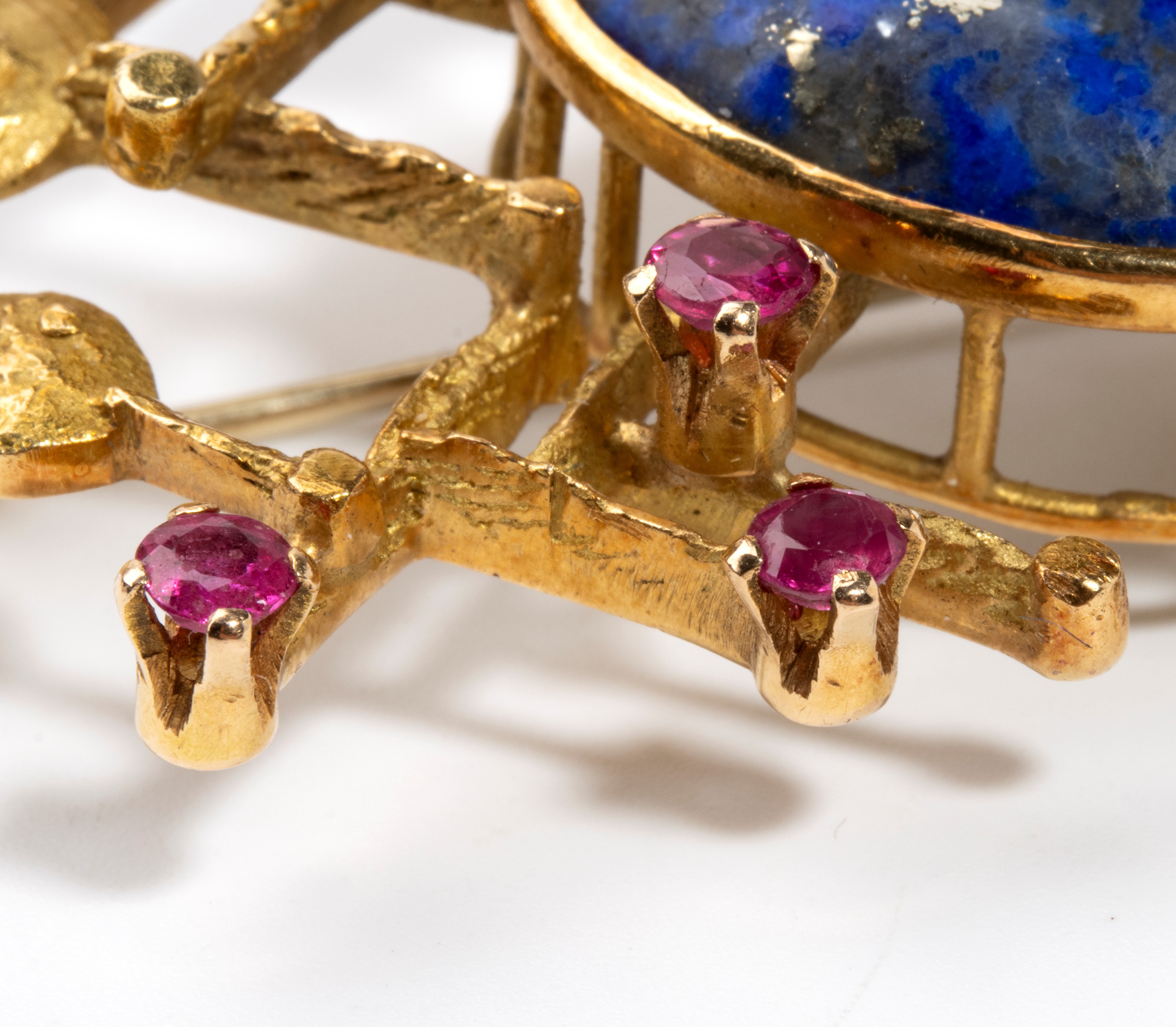 Spilla in oro con lapislazzuli e rubini