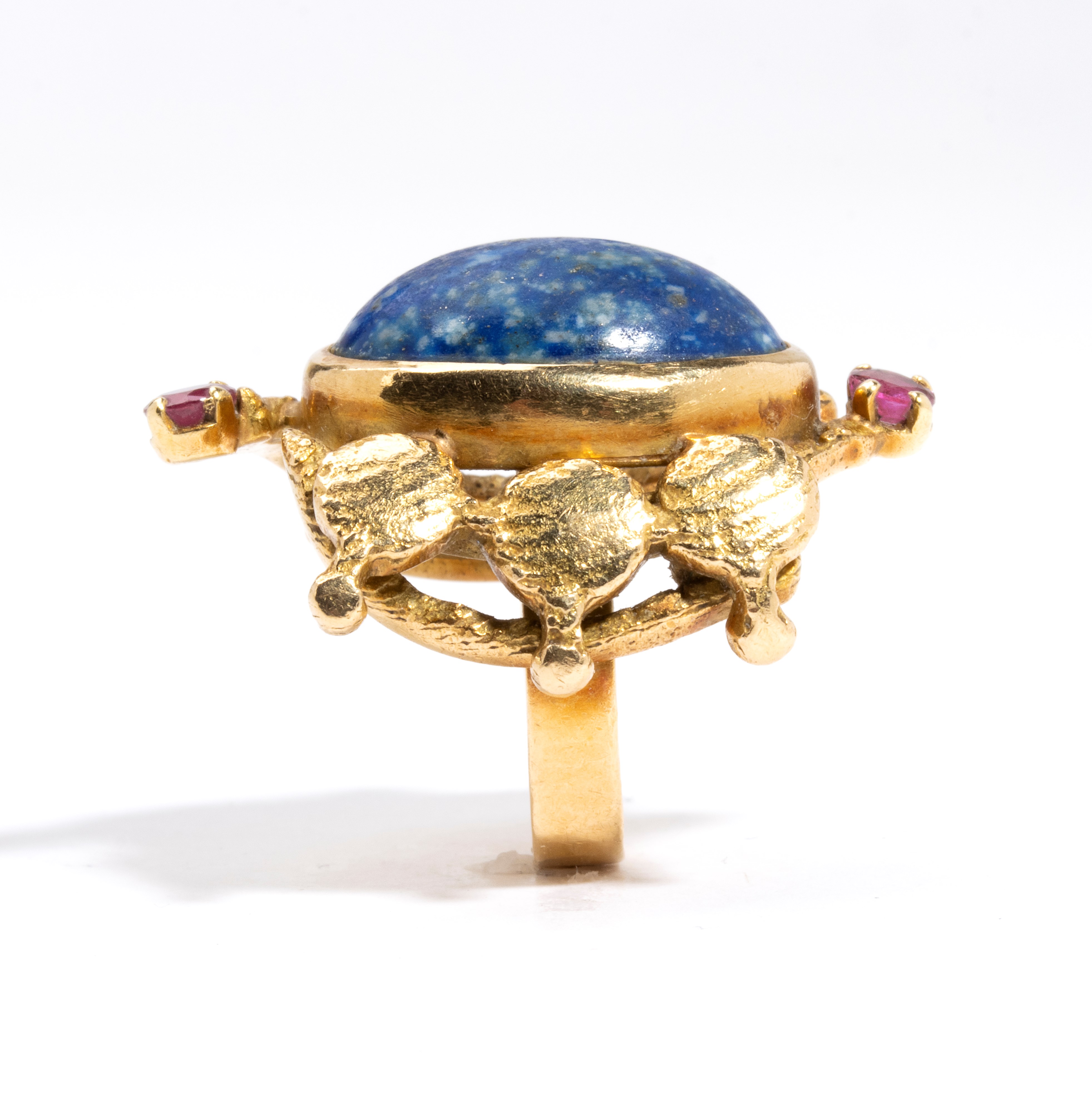 Anello in oro con lapislazzuli e rubini