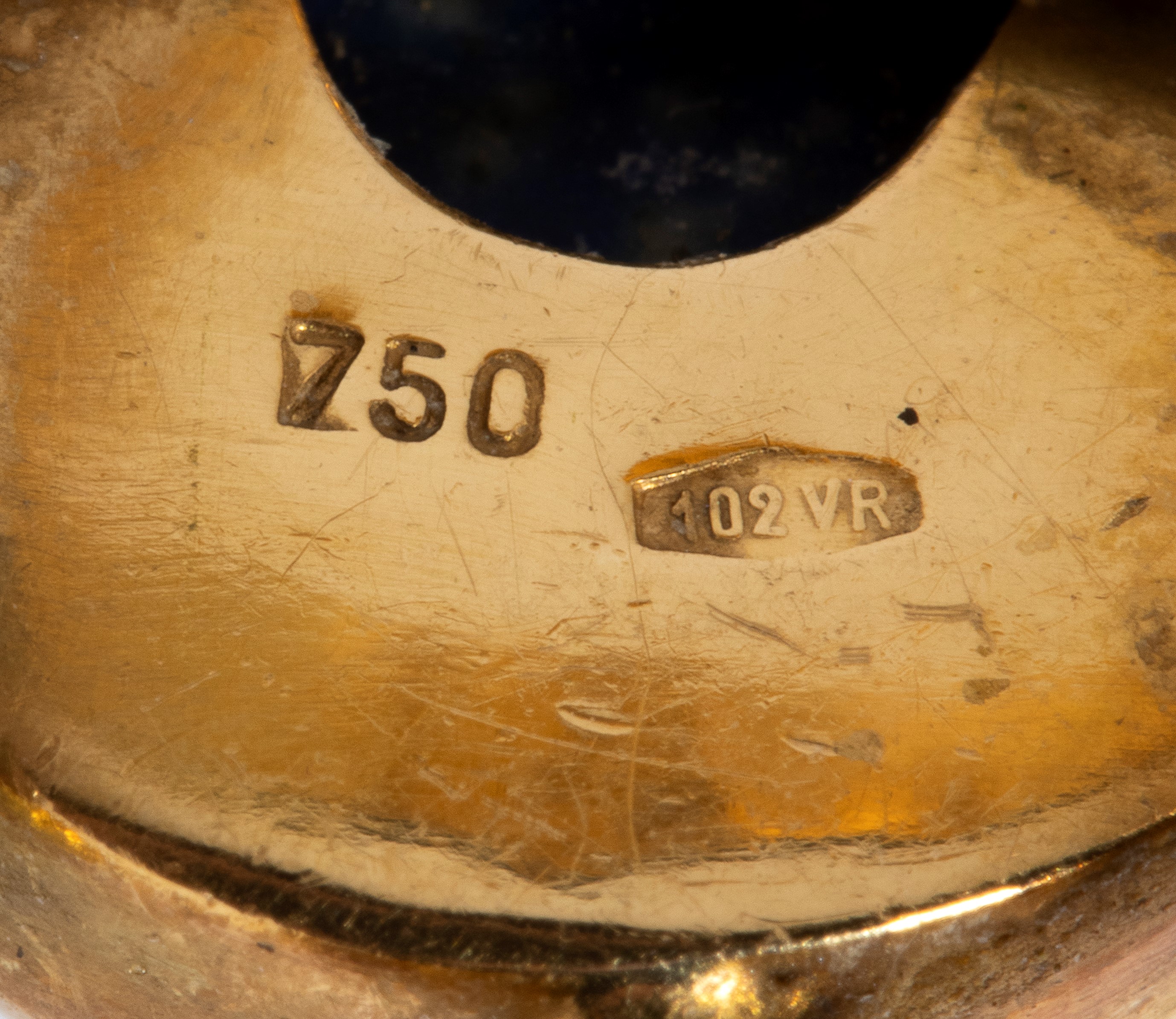 Anello in oro con lapislazzuli e rubini