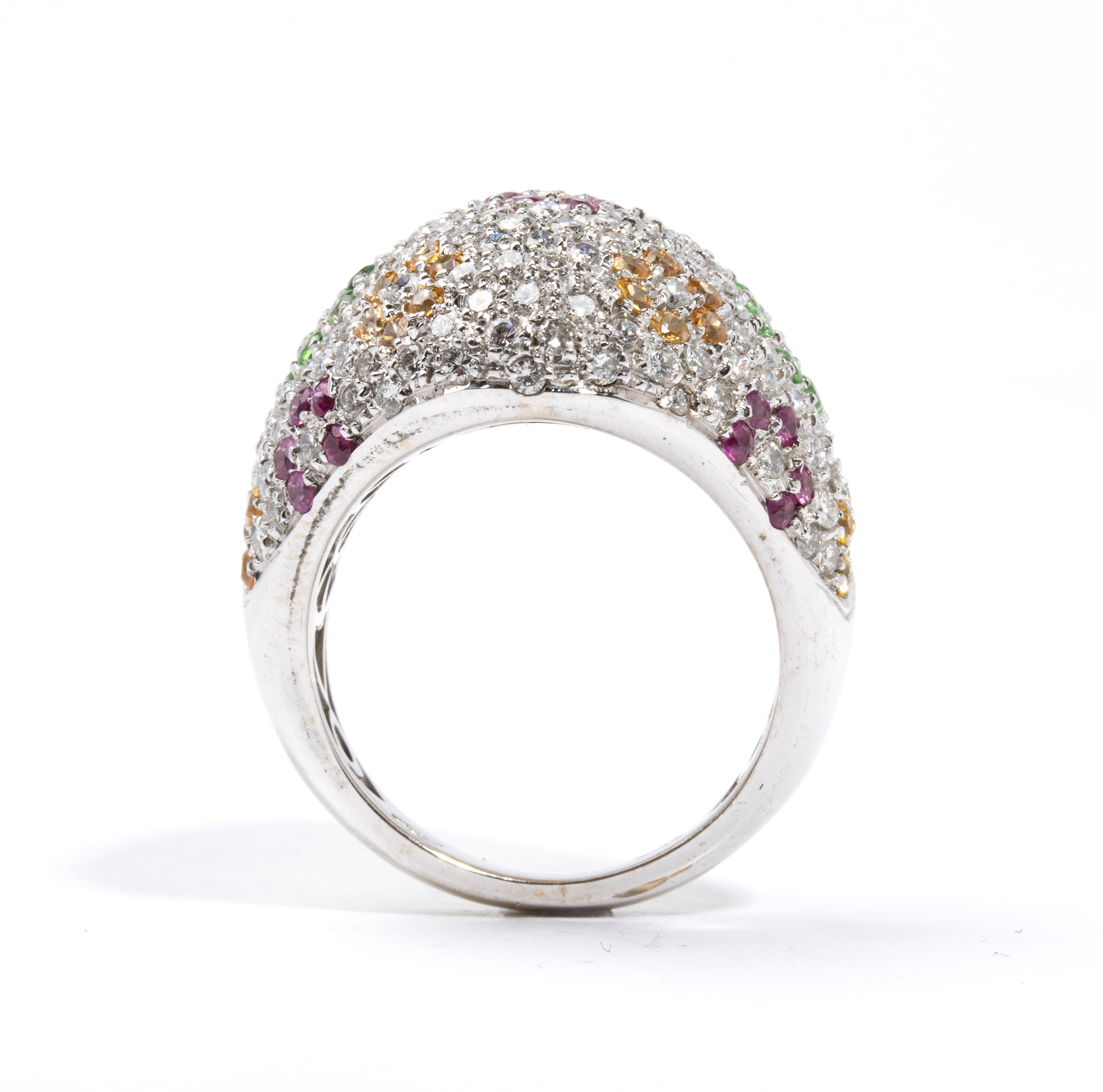 Anello a fascia in oro bianco 18k con pavé di diamanti e pietre colorate