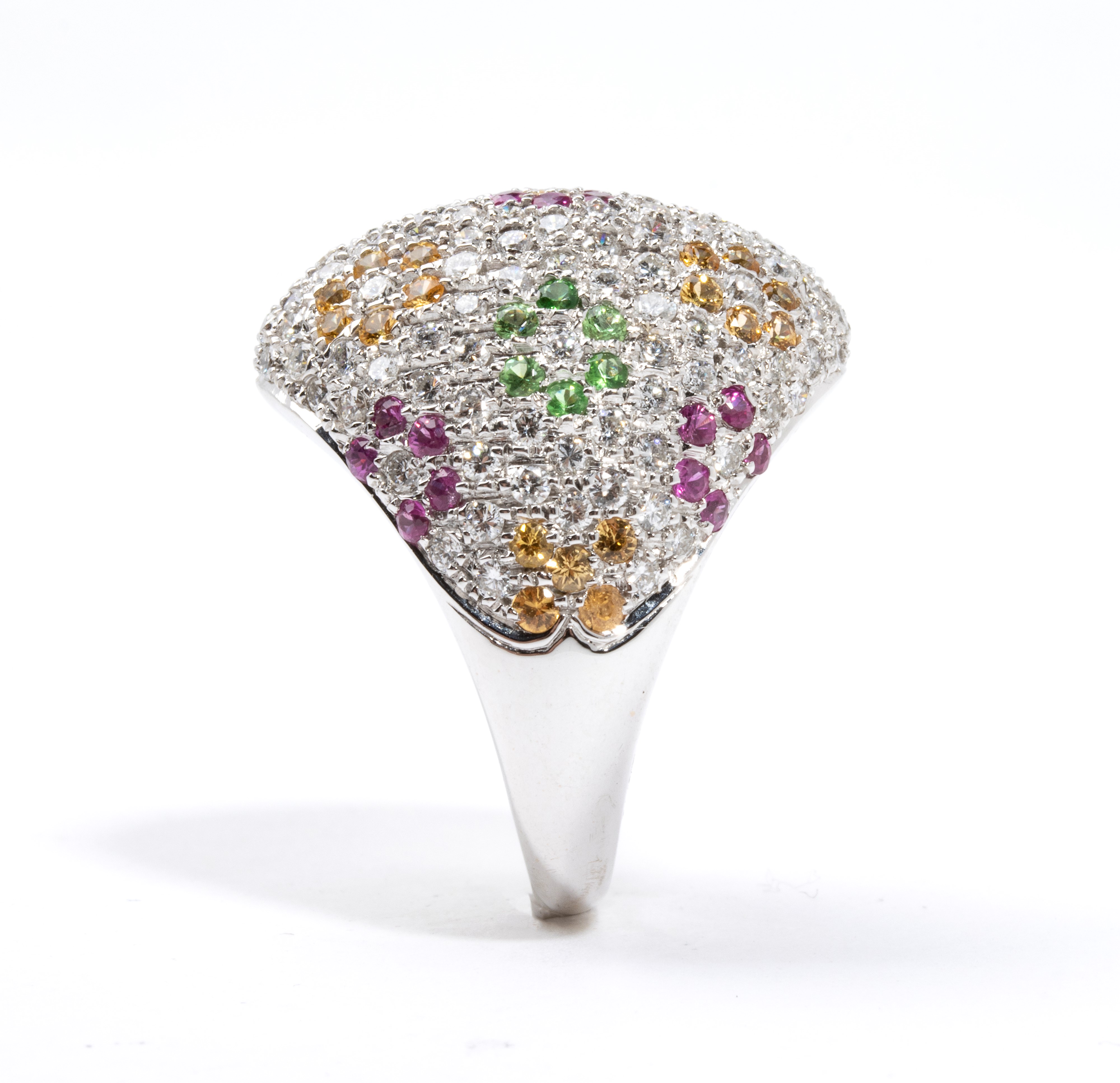 Anello a fascia in oro bianco 18k con pavé di diamanti e pietre colorate