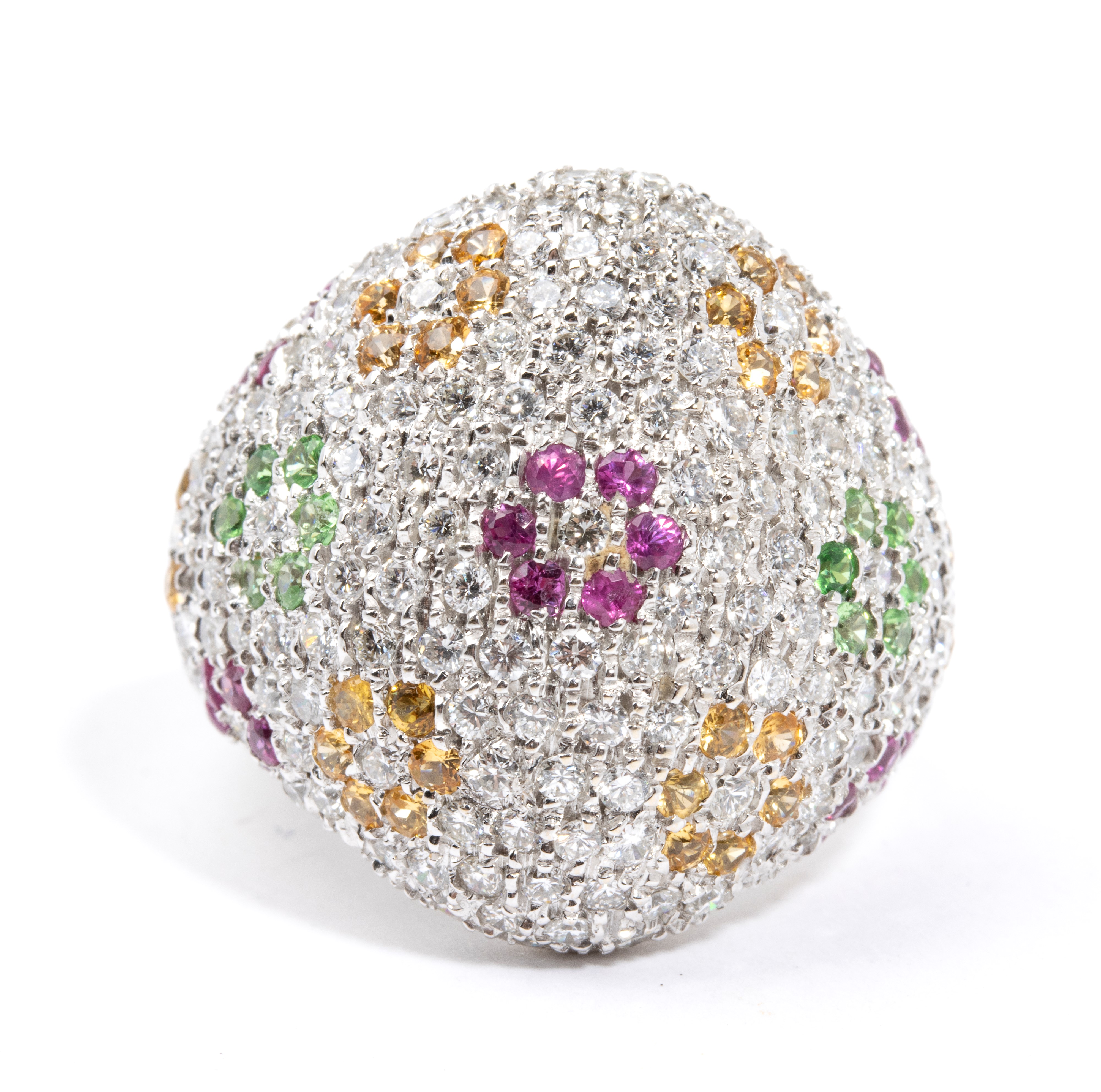 Anello a fascia in oro bianco 18k con pavé di diamanti e pietre colorate
