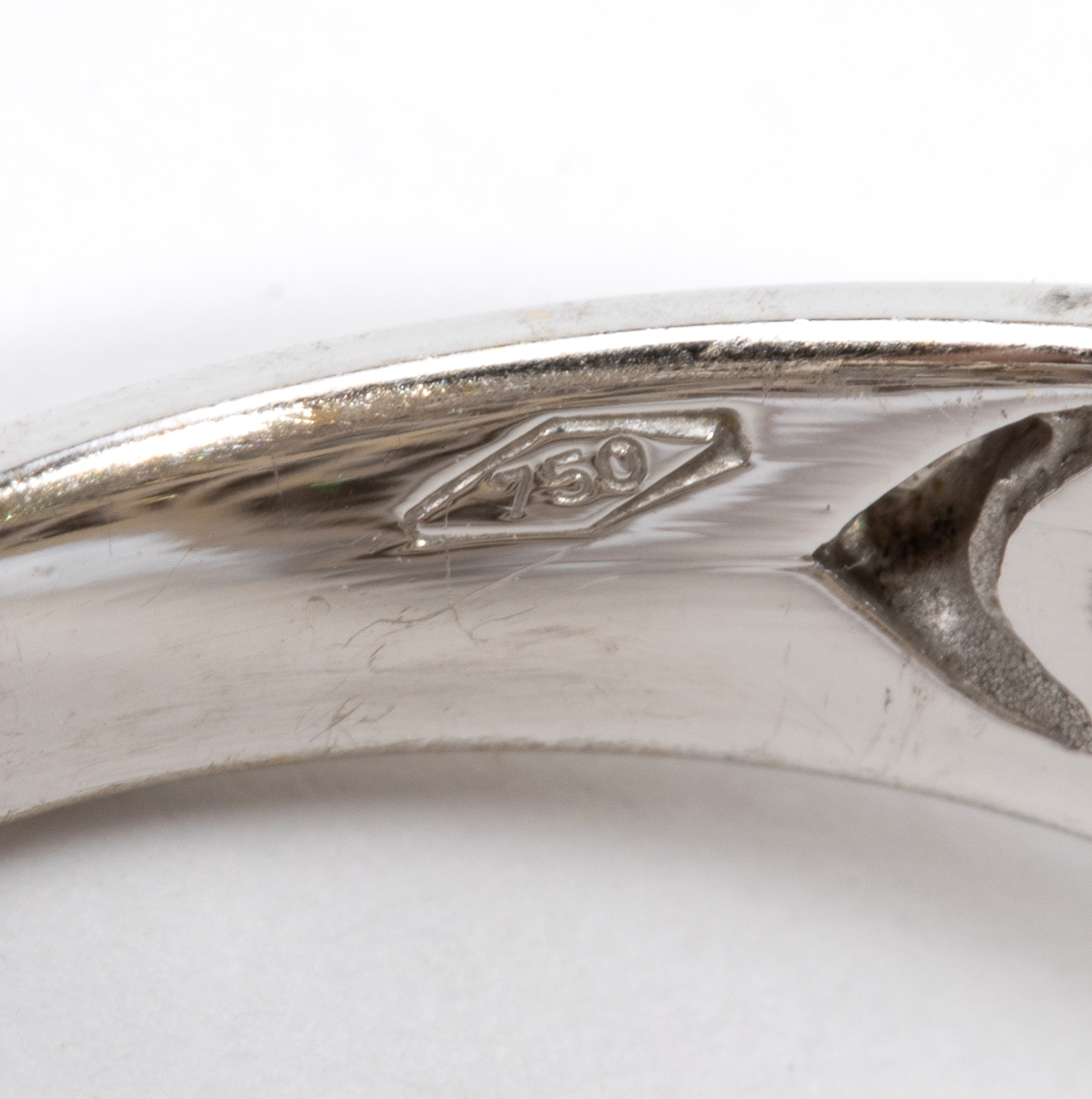Anello a fascia in oro bianco 18k con pavé di diamanti e pietre colorate
