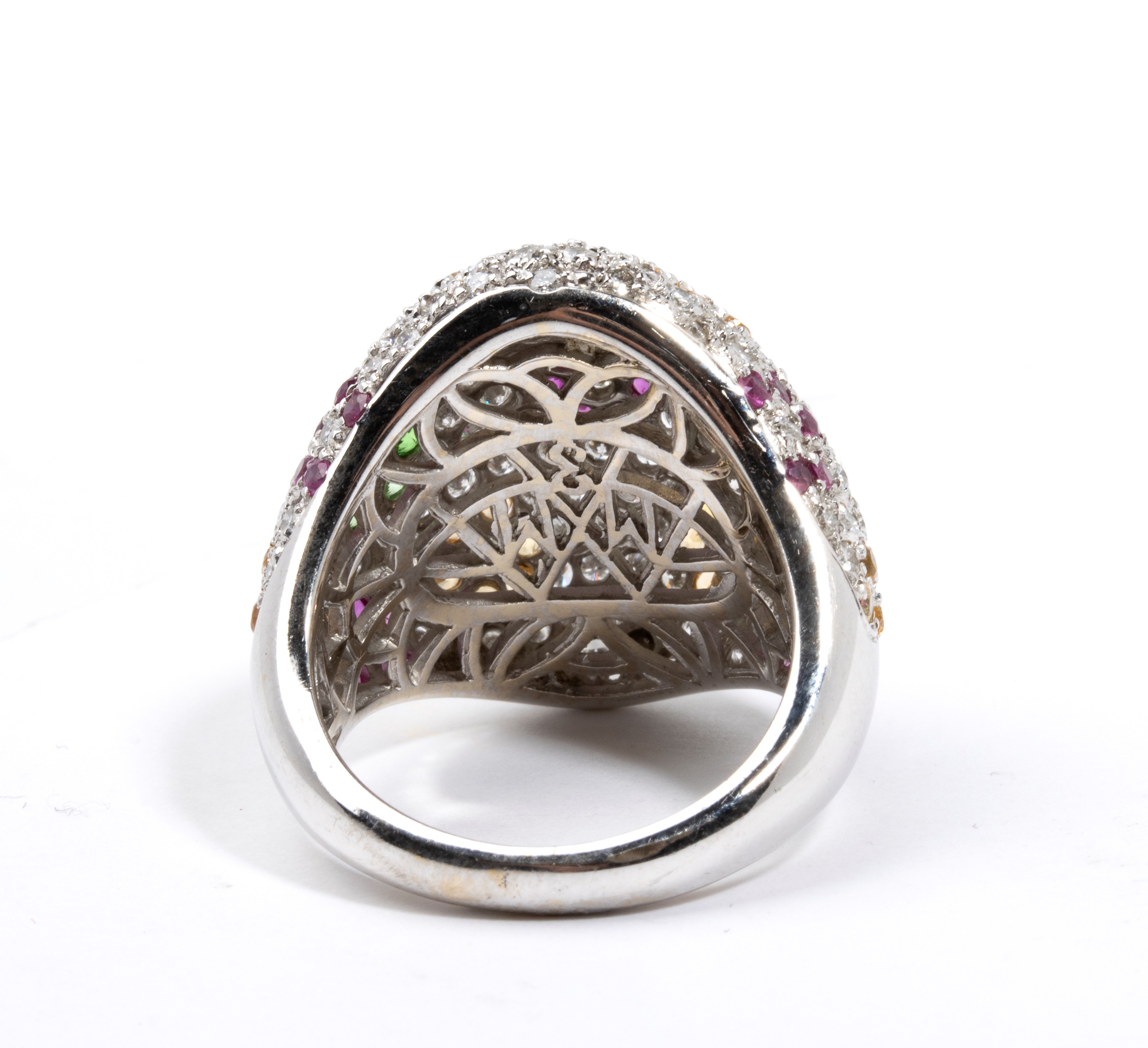 Anello a fascia in oro bianco 18k con pavé di diamanti e pietre colorate