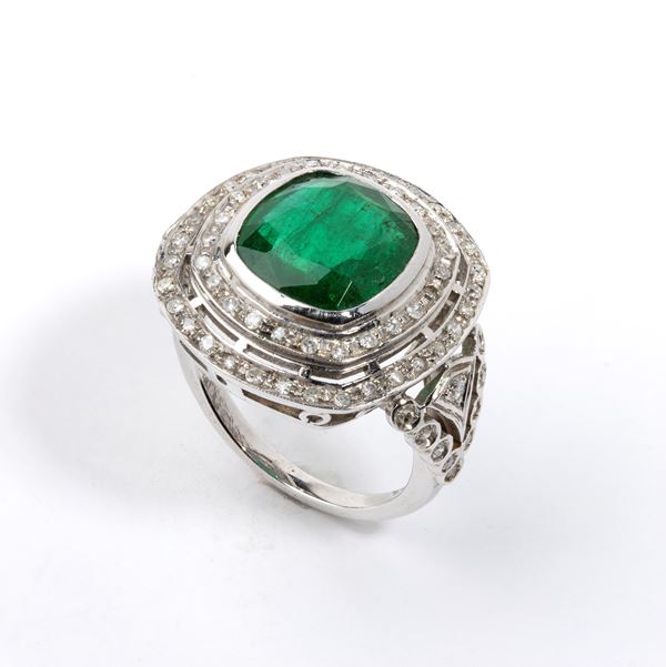 Anello in oro con smeraldo e diamanti