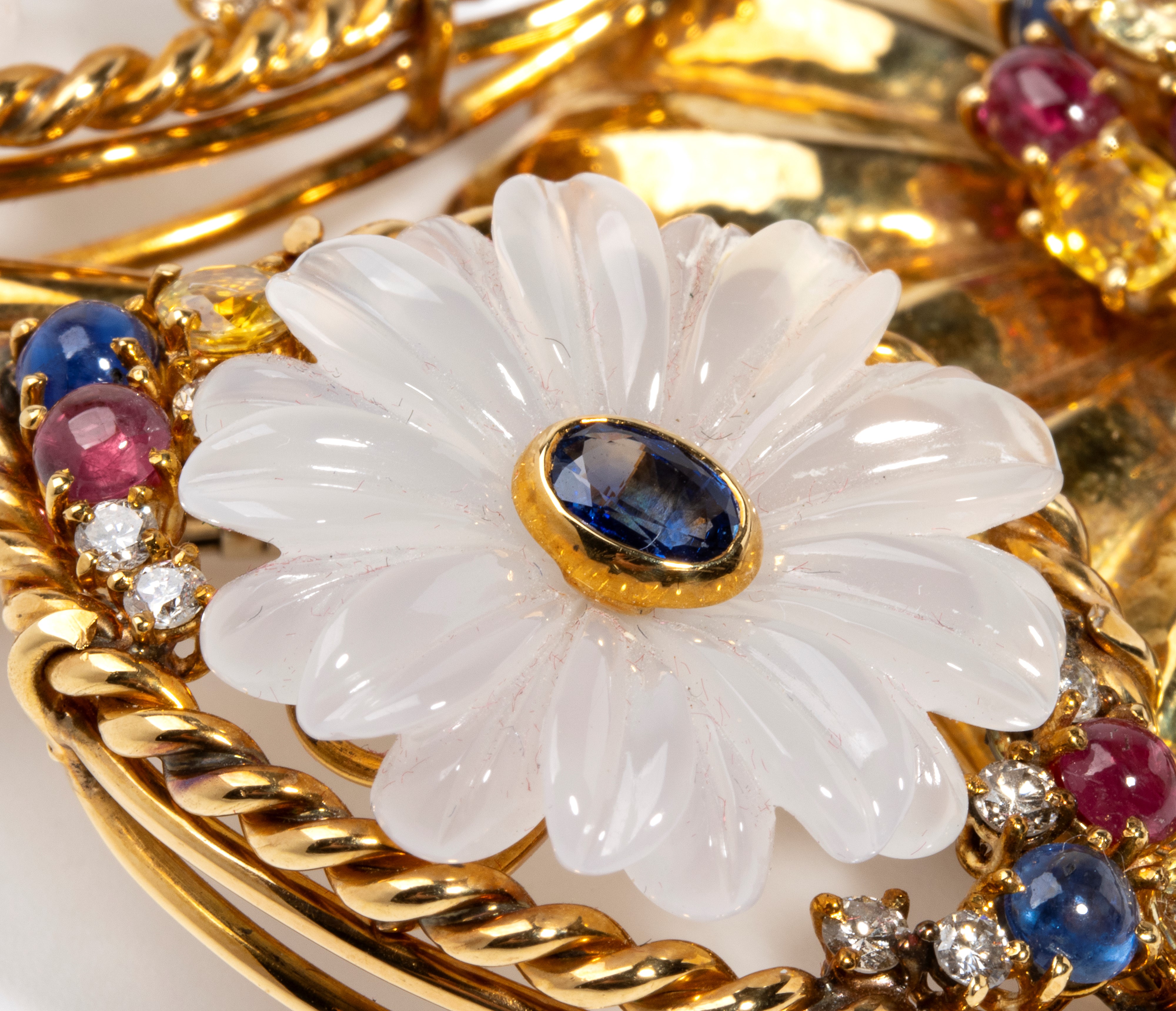 Spilla in oro con pietre preziose