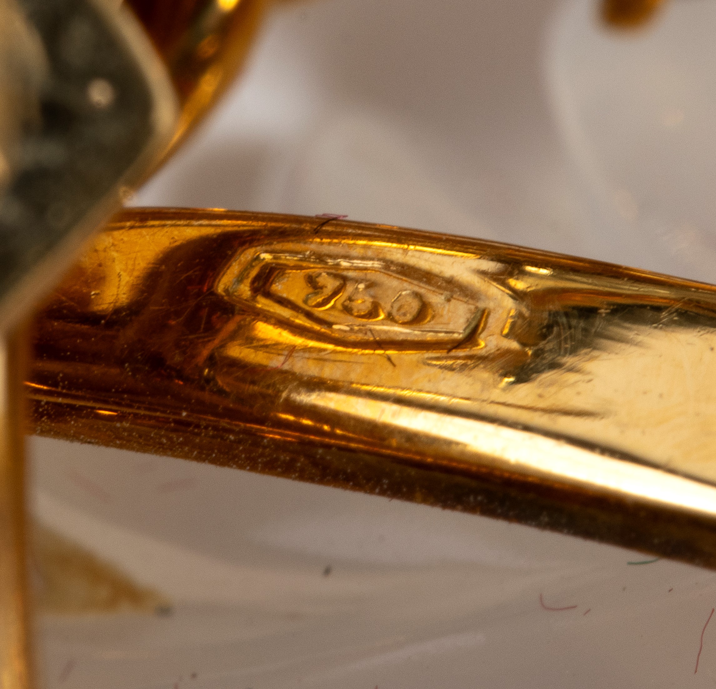 Spilla in oro con pietre preziose