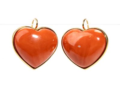 Orecchini, oro giallo e corallo Cerasuolo (Corallium elatius), intagli a forma di cuore