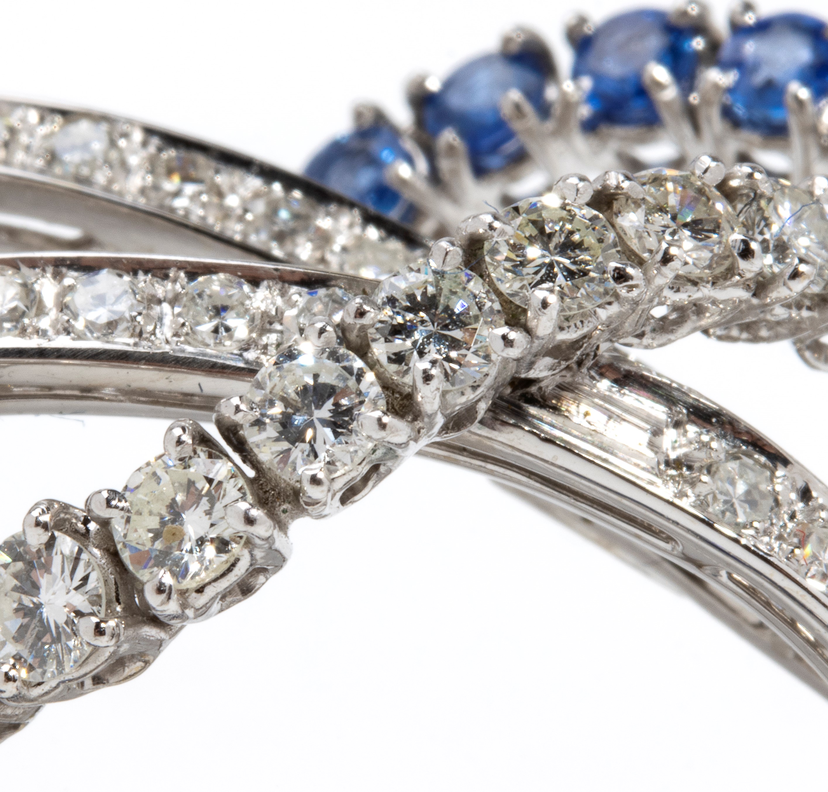 Spilla in oro con diamanti e zaffiri