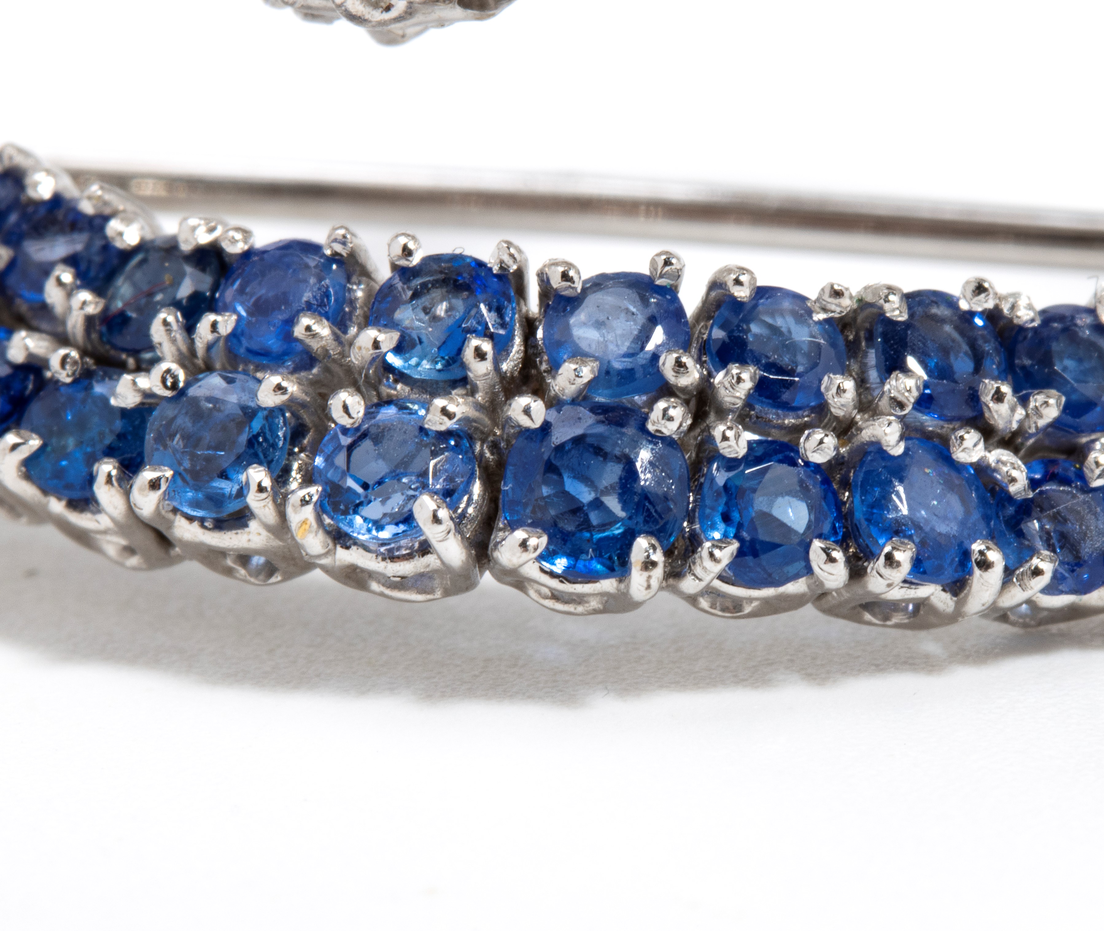 Spilla in oro con diamanti e zaffiri