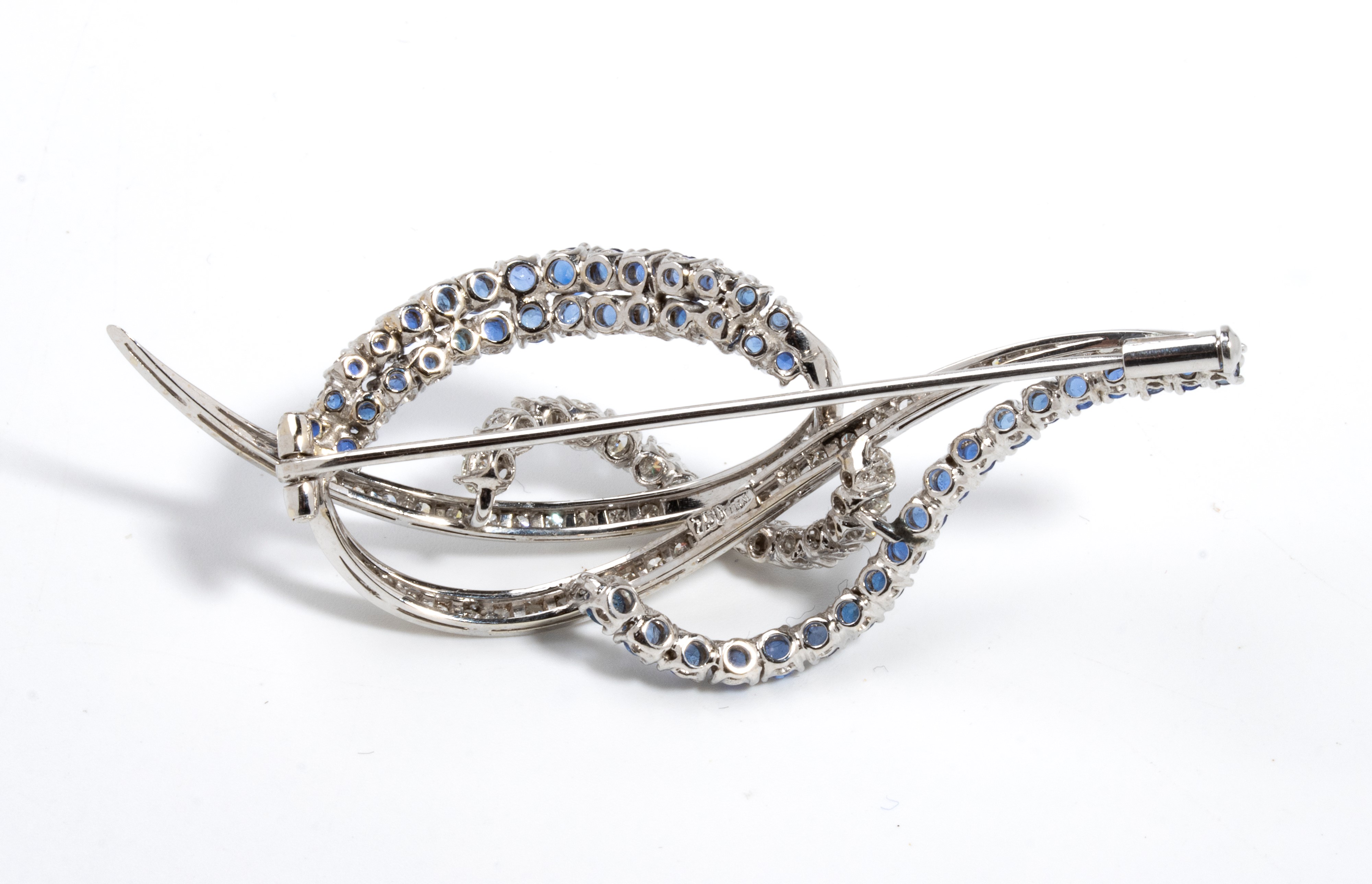 Spilla in oro con diamanti e zaffiri