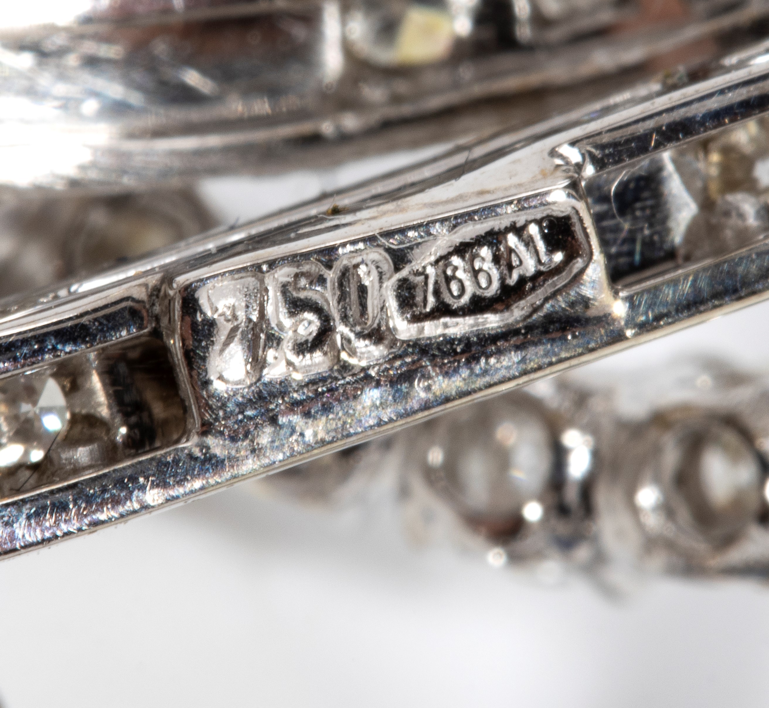 Spilla in oro con diamanti e zaffiri