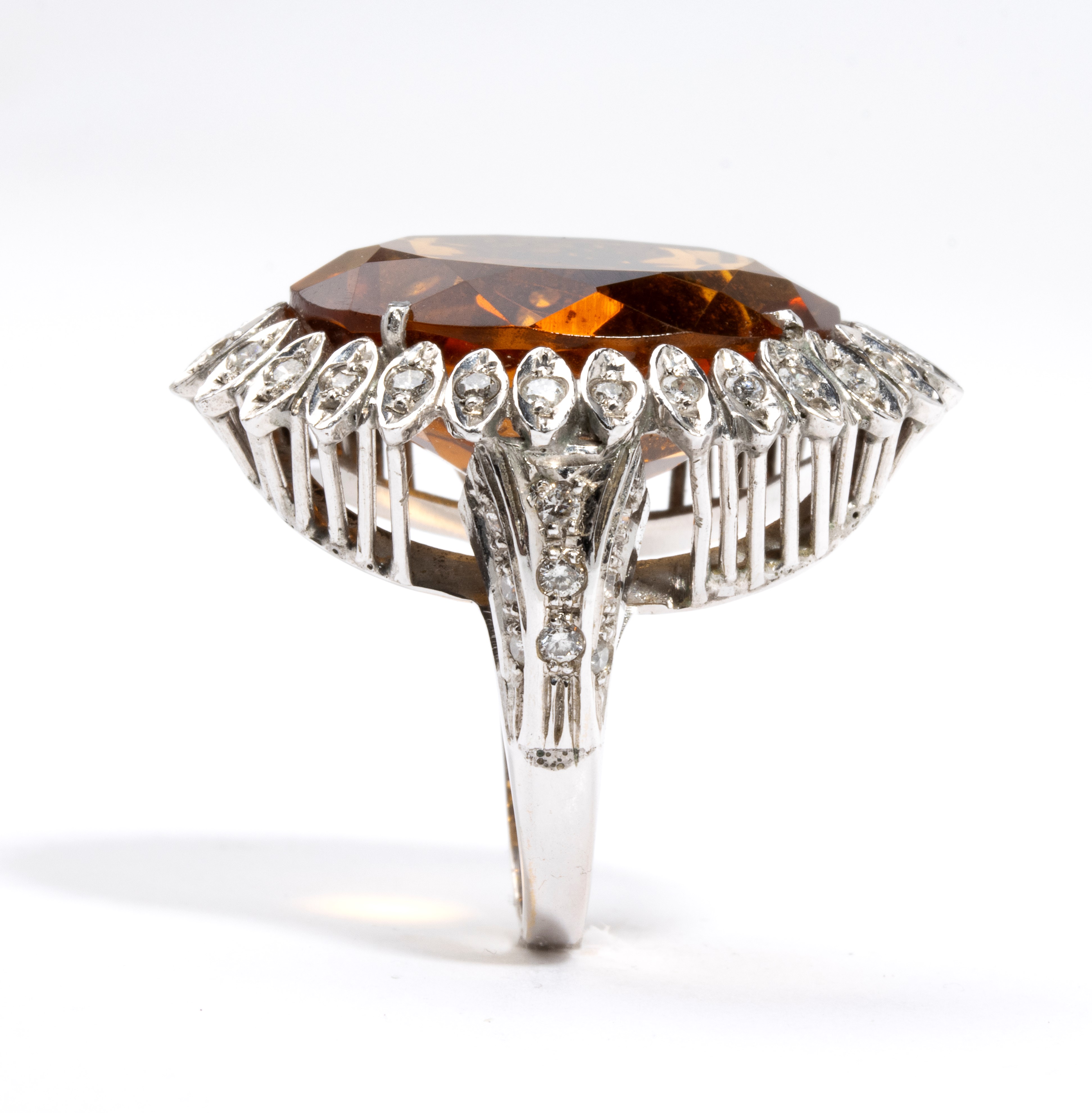 Anello in oro con diamanti e quarzo citrino