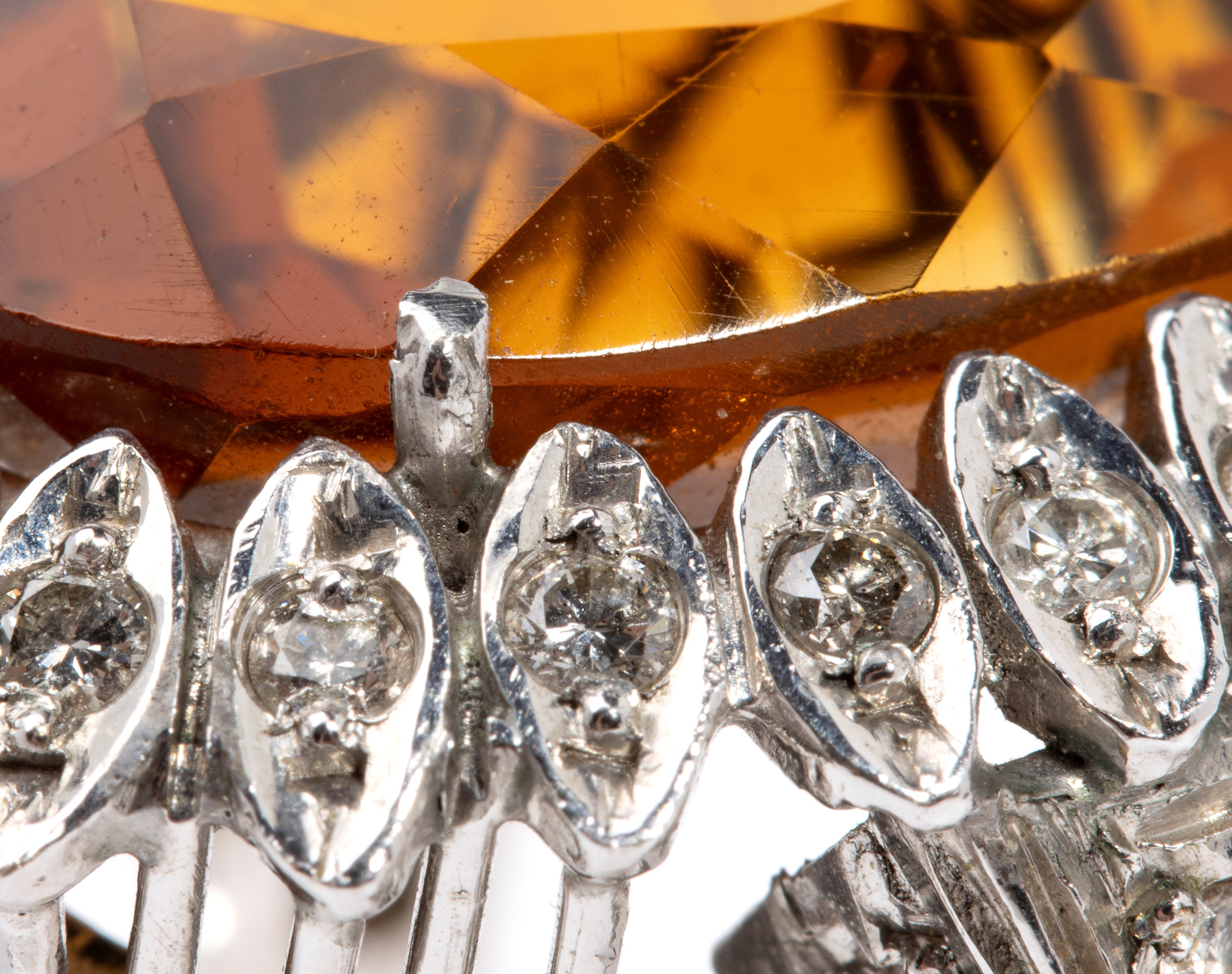 Anello in oro con diamanti e quarzo citrino