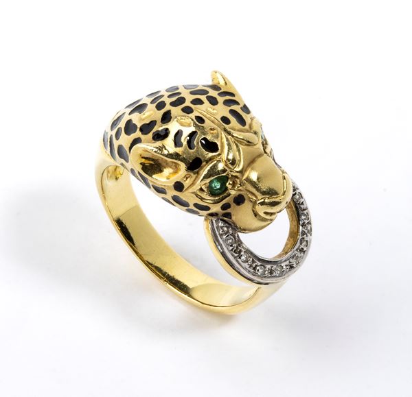 Anello in oro con smalti, smeraldi e diamanti