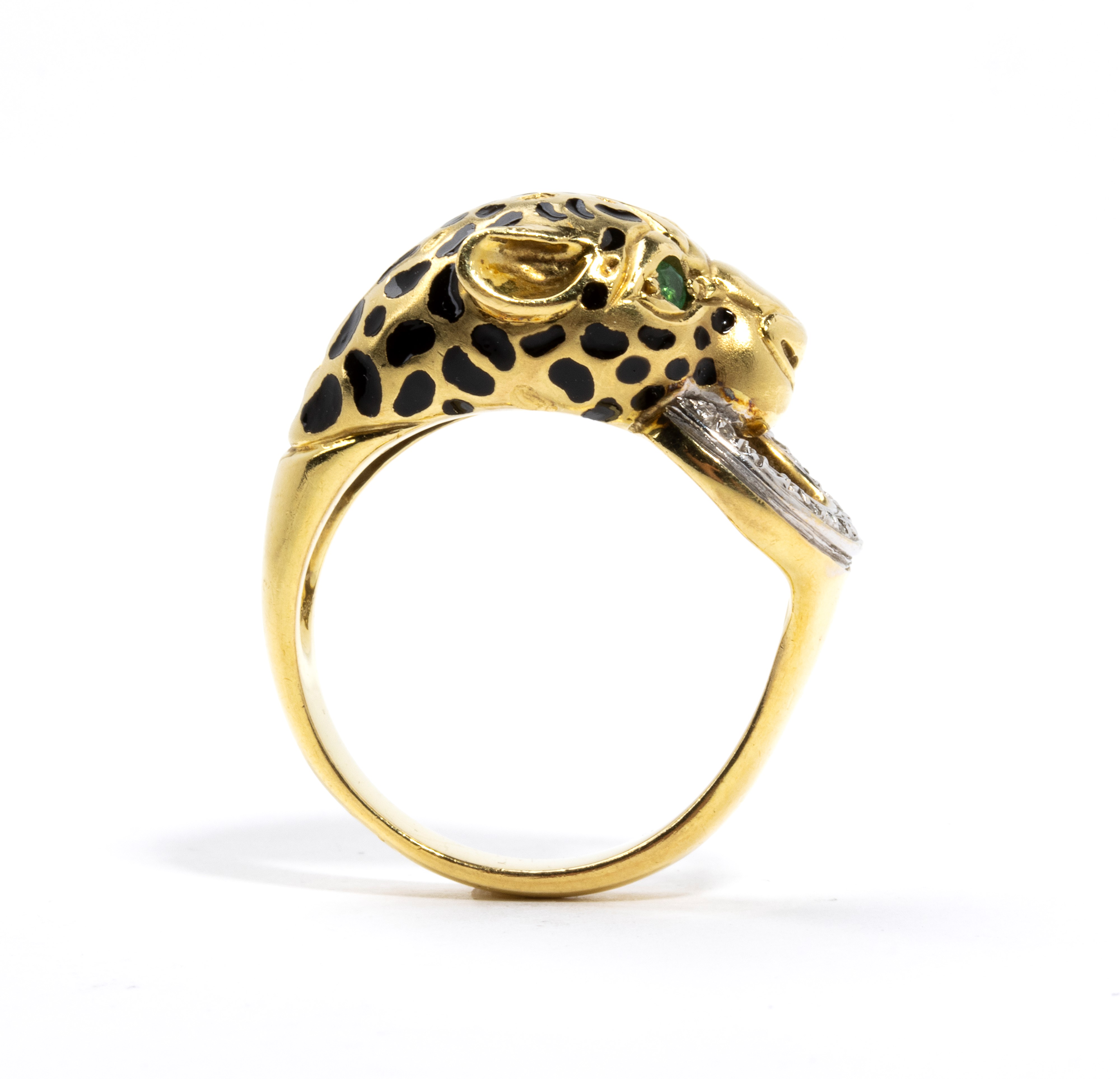 Anello in oro con smalti, smeraldi e diamanti