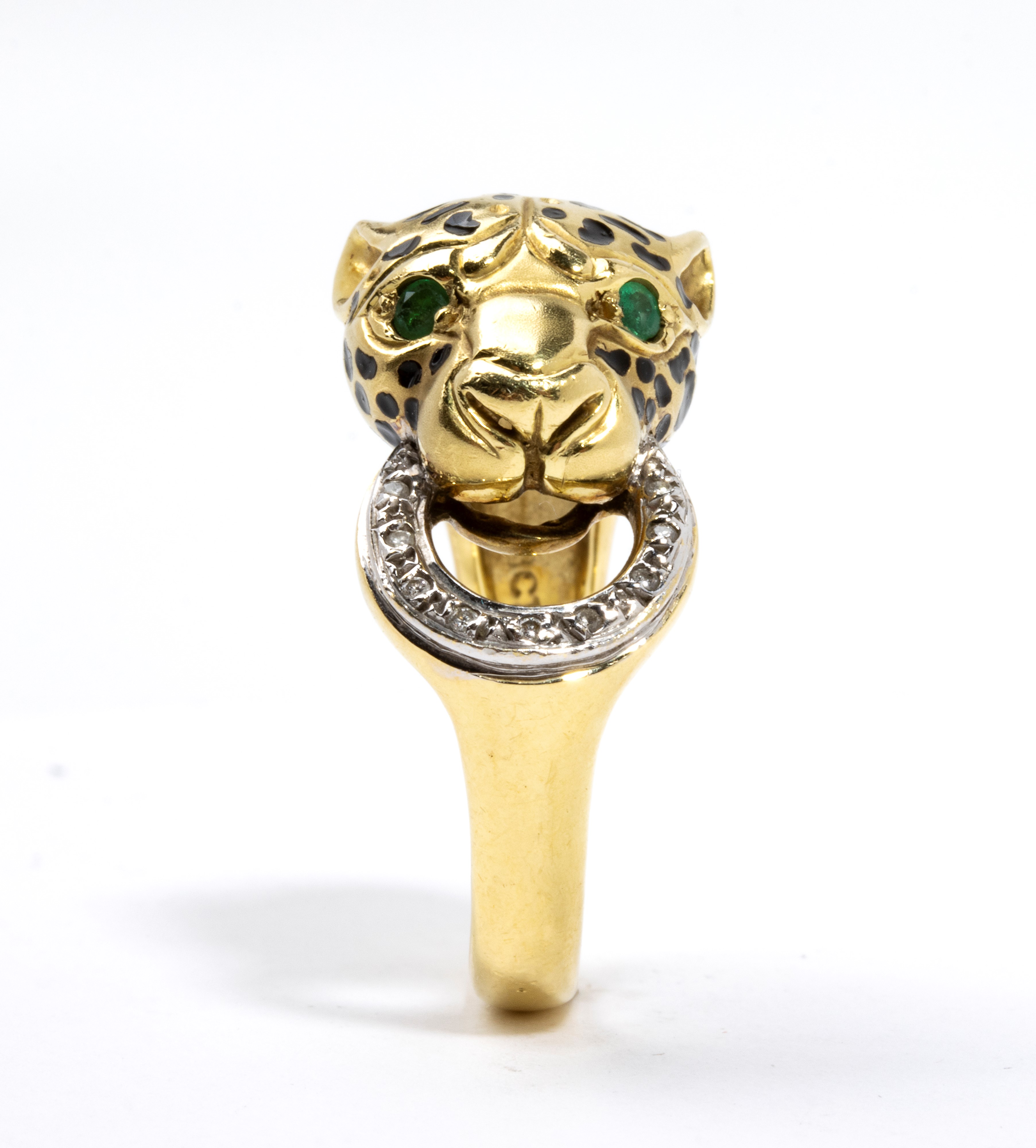 Anello in oro con smalti, smeraldi e diamanti