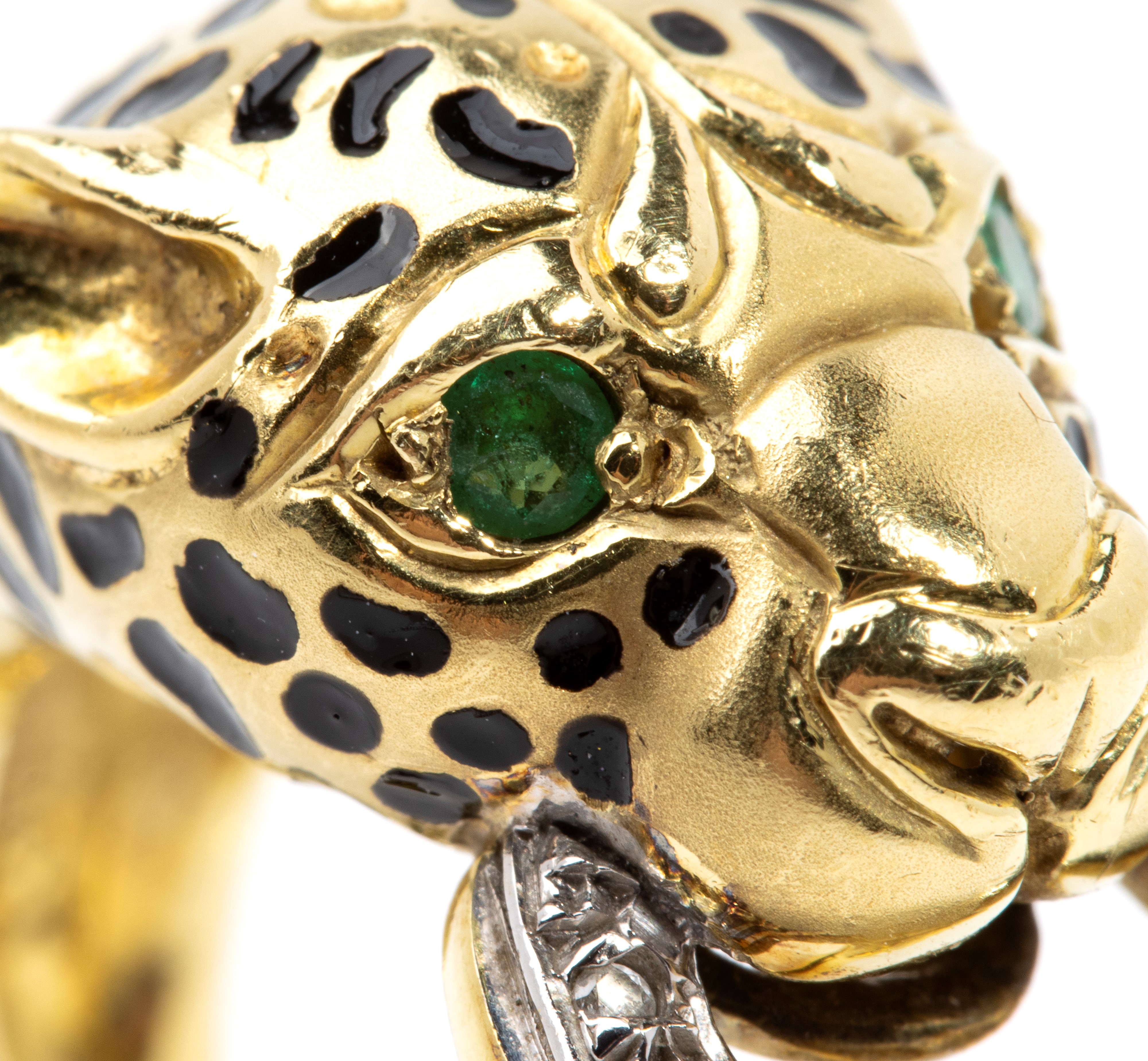 Anello in oro con smalti, smeraldi e diamanti
