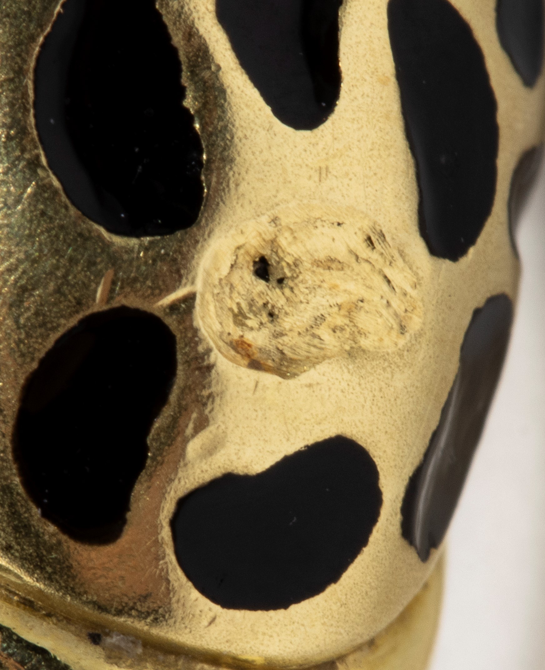 Anello in oro con smalti, smeraldi e diamanti