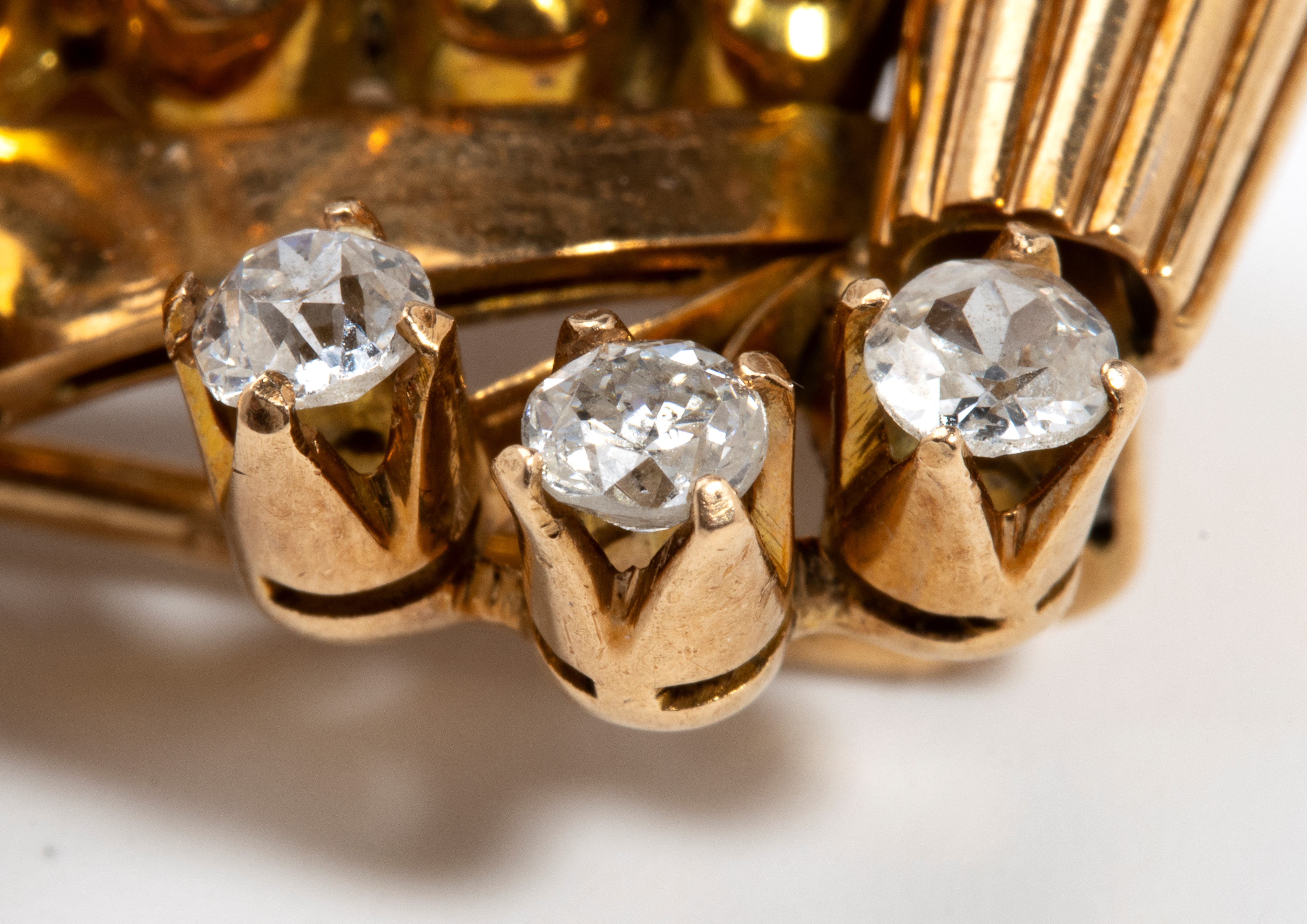 Spilla in oro giallo 18k con zaffiri e diamanti, anni ’30