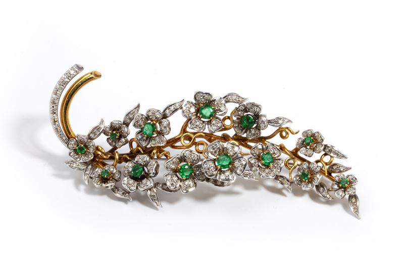 Spilla in oro bianco e oro giallo 18k con diamanti e smeraldi