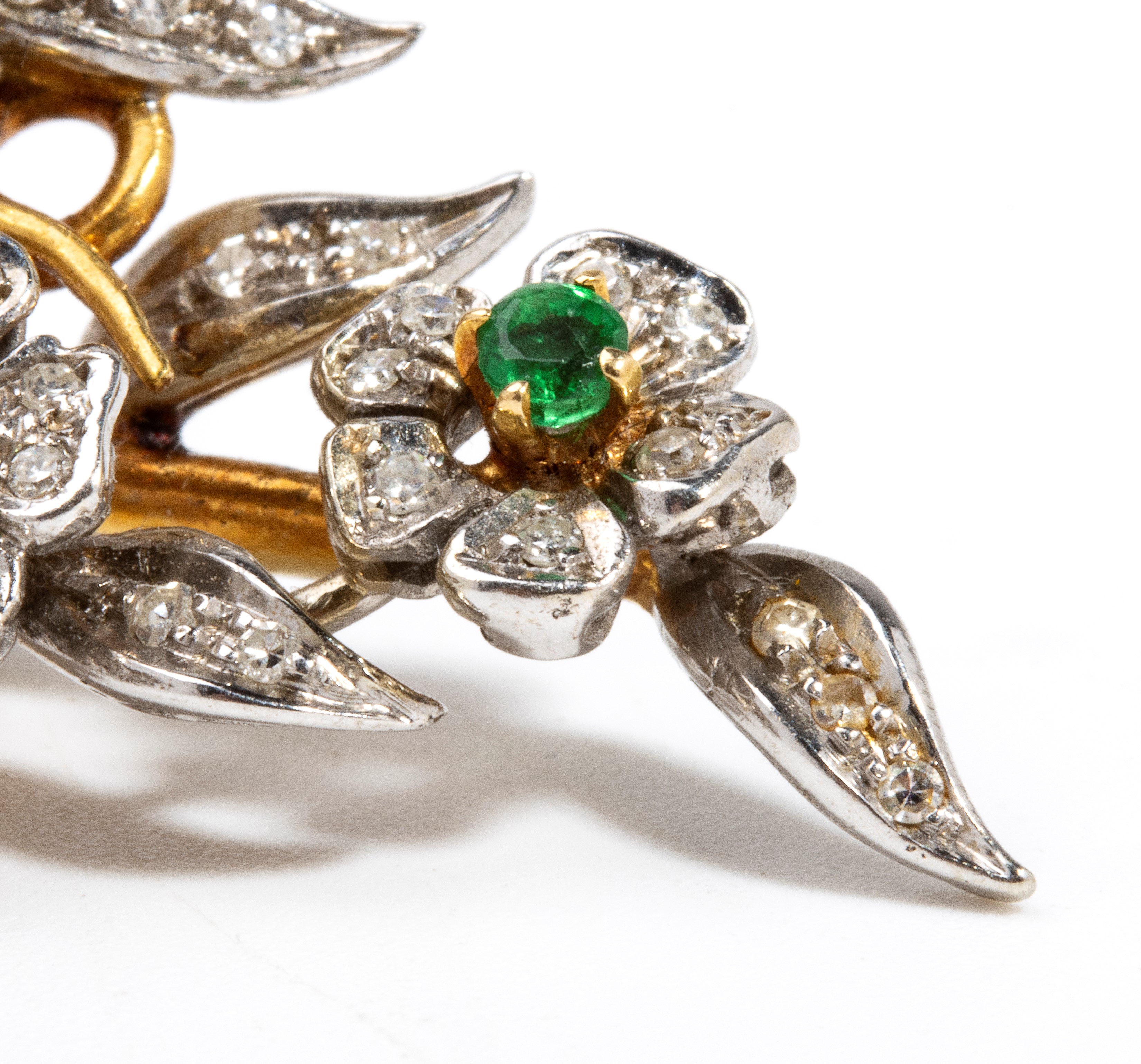 Spilla in oro bianco e oro giallo 18k con diamanti e smeraldi