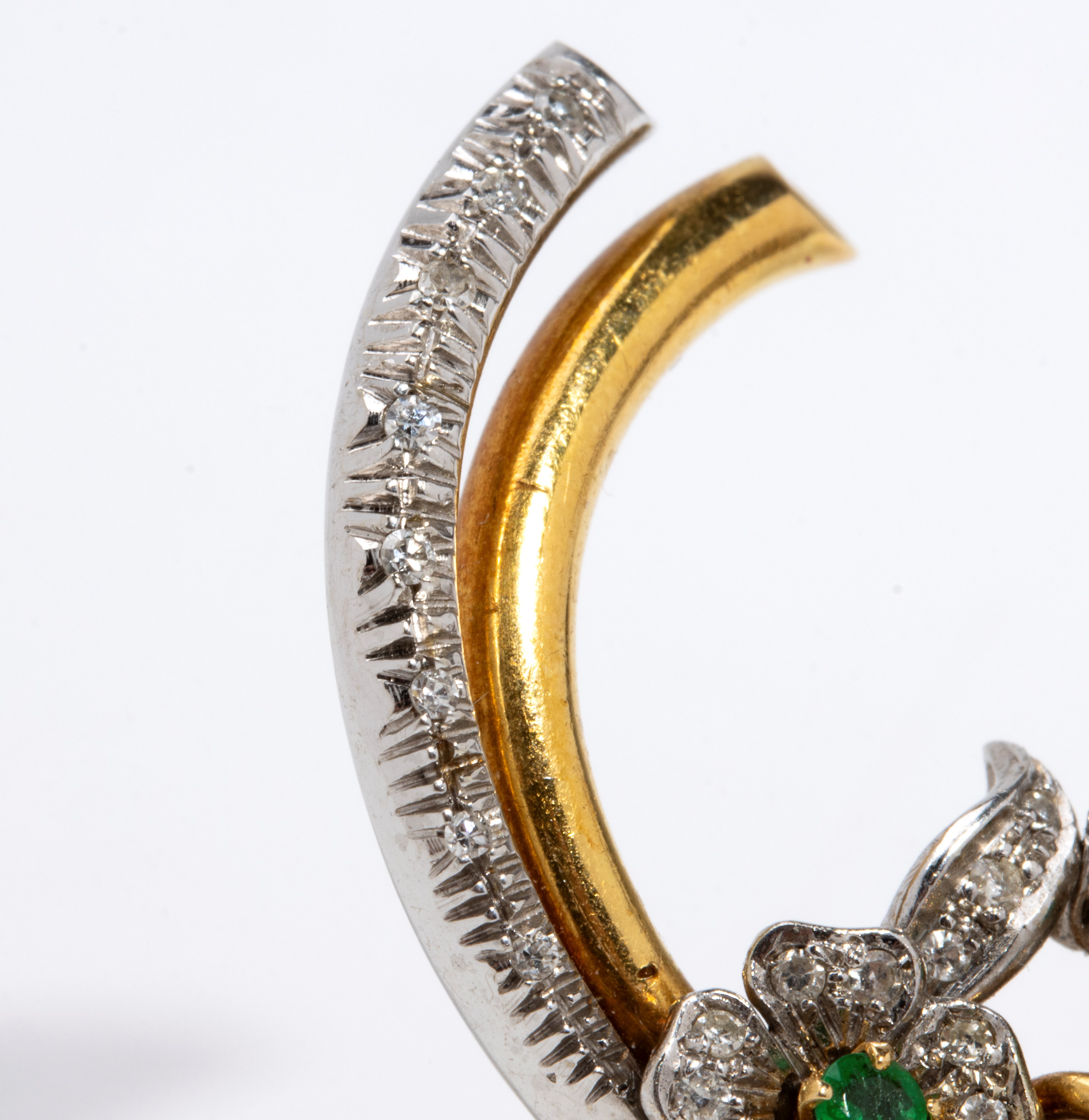Spilla in oro bianco e oro giallo 18k con diamanti e smeraldi