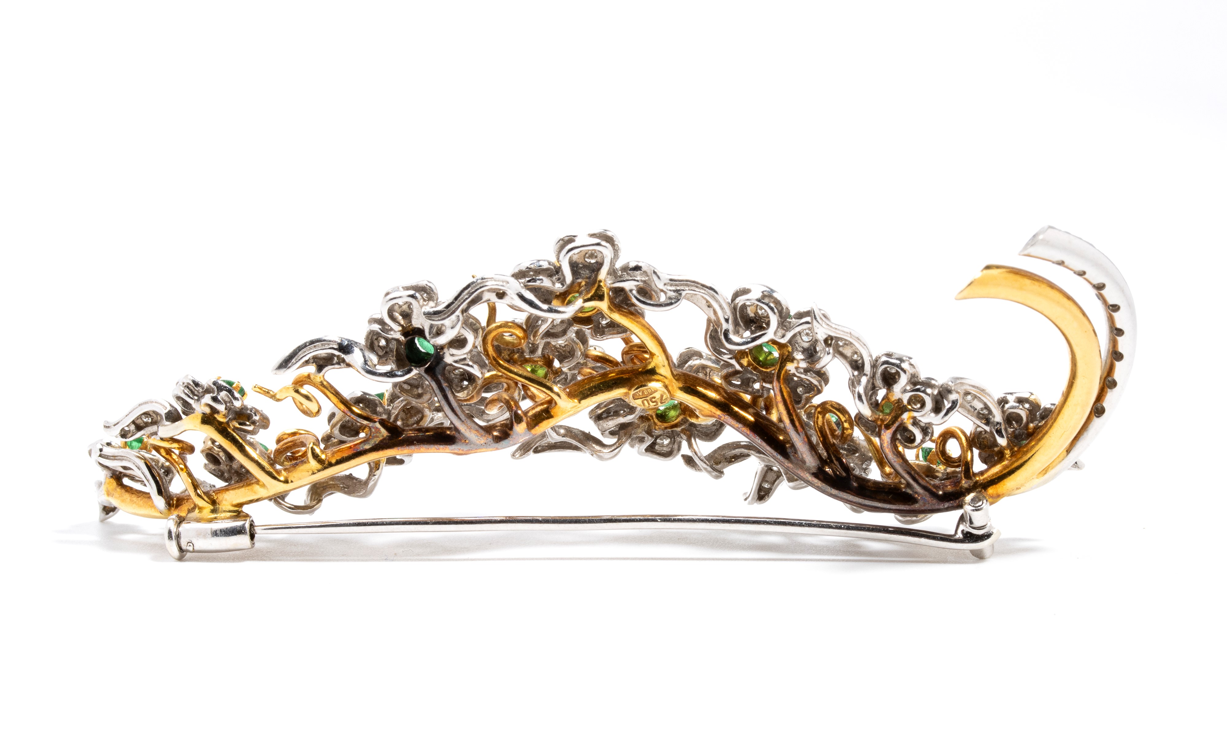 Spilla in oro bianco e oro giallo 18k con diamanti e smeraldi