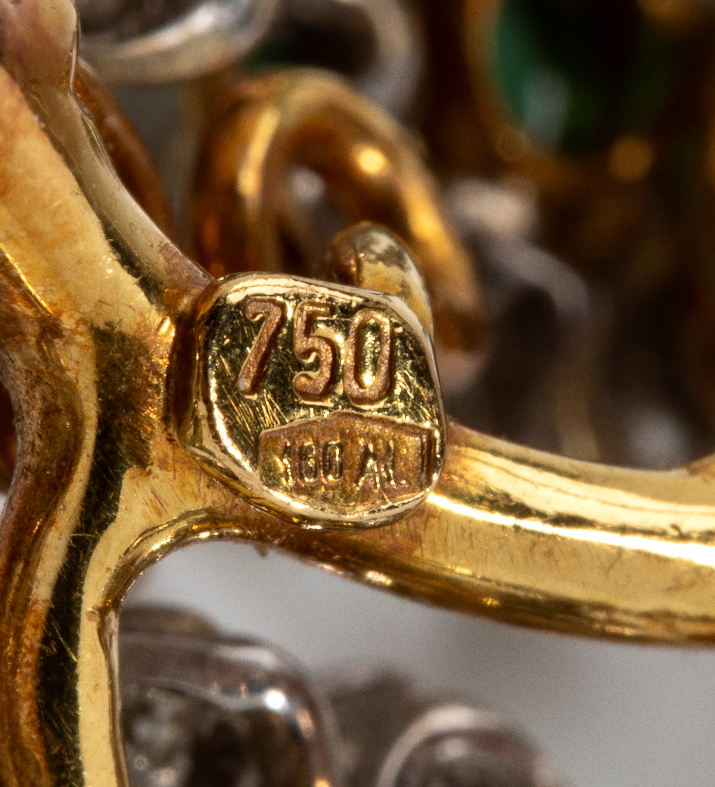 Spilla in oro bianco e oro giallo 18k con diamanti e smeraldi