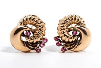Coppia di spille, oro giallo 18k con rubini, anni ’50