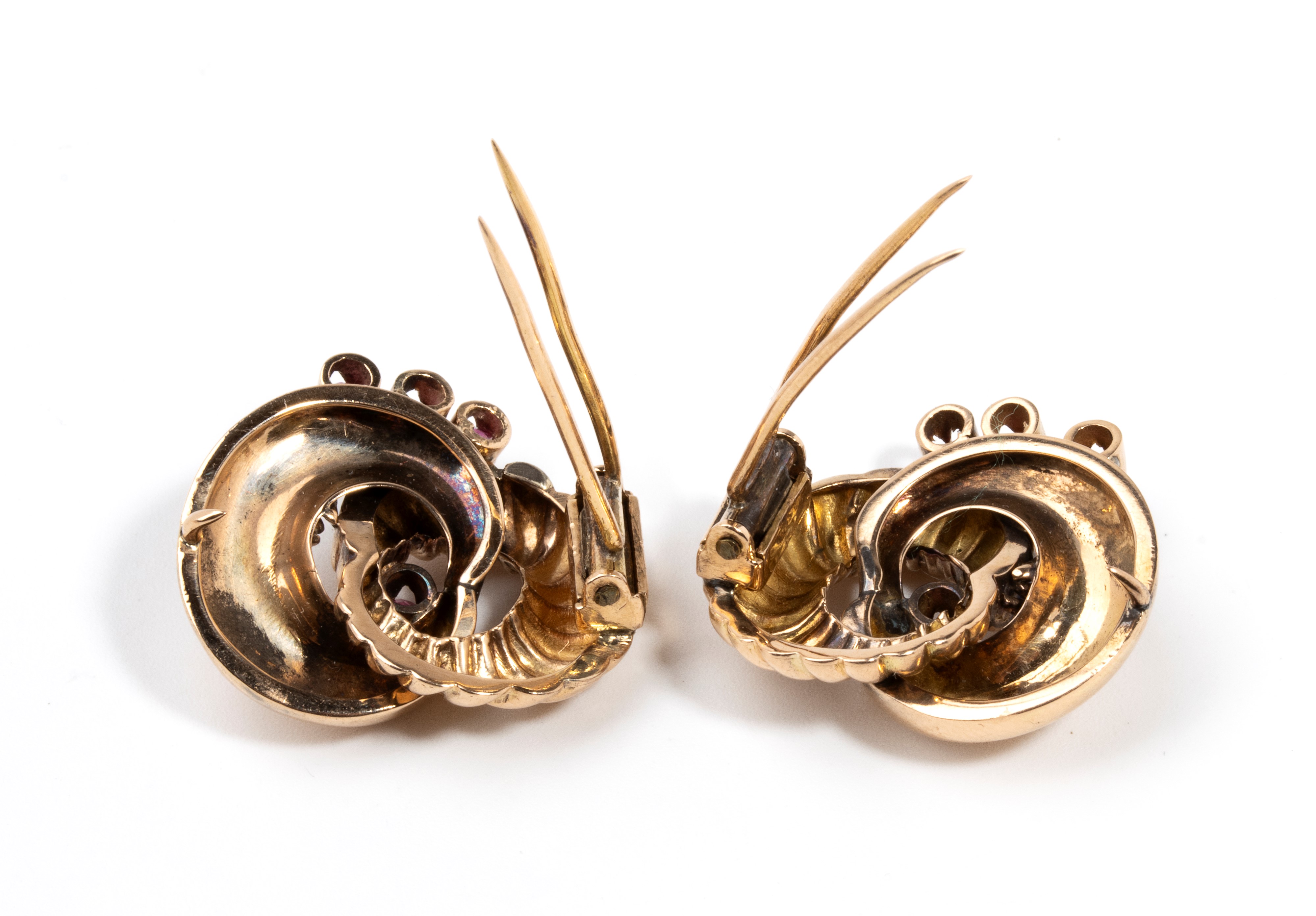 Coppia di spille, oro giallo 18k con rubini, anni ’50