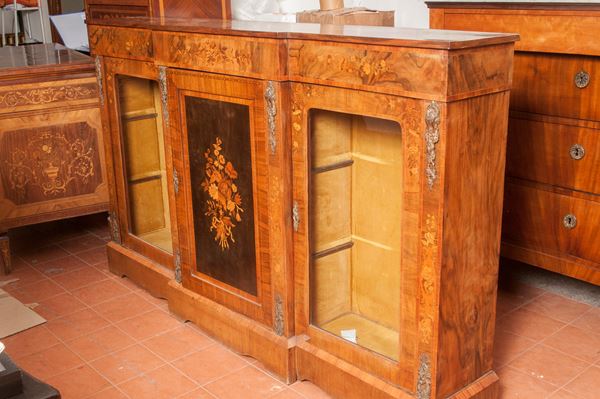 Three-door freestanding sideboard