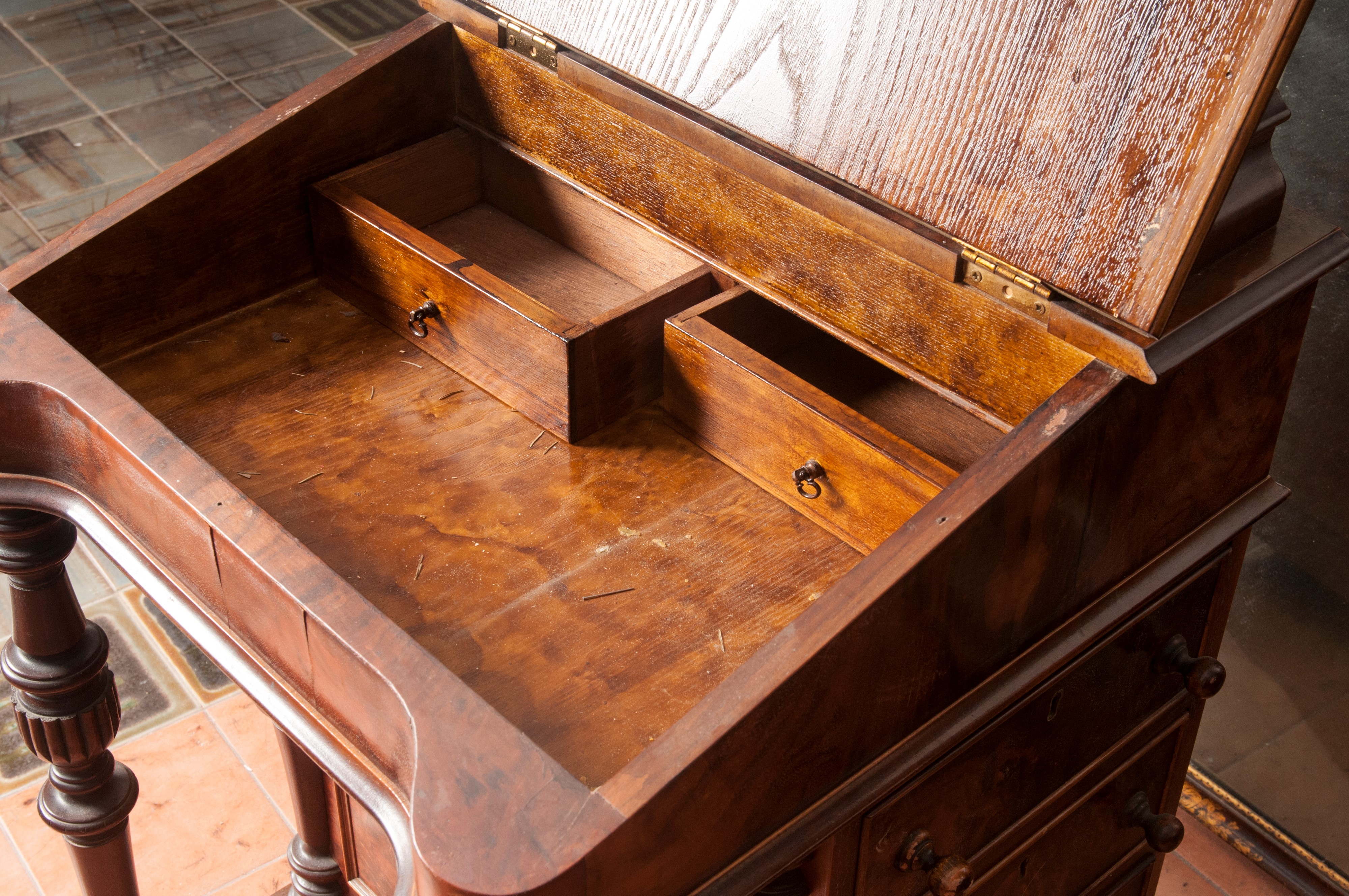 Davemport a quattro cassetti, legno di mogano, piano a ribalta (metà XX secolo)