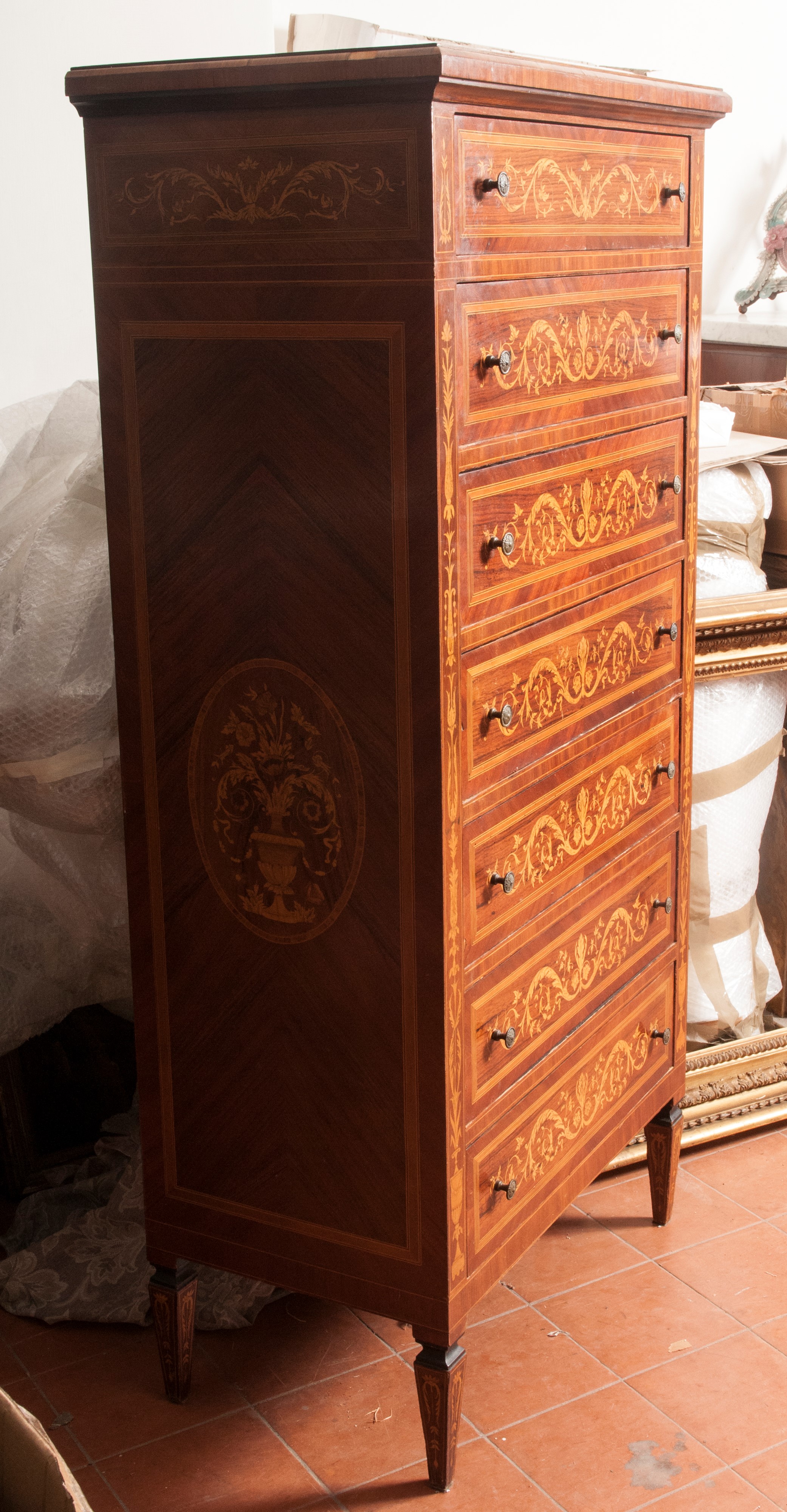 Mobile settimanale, legno di mogano e impiallacciatura in piuma di mogano con tarsie floreali (me...