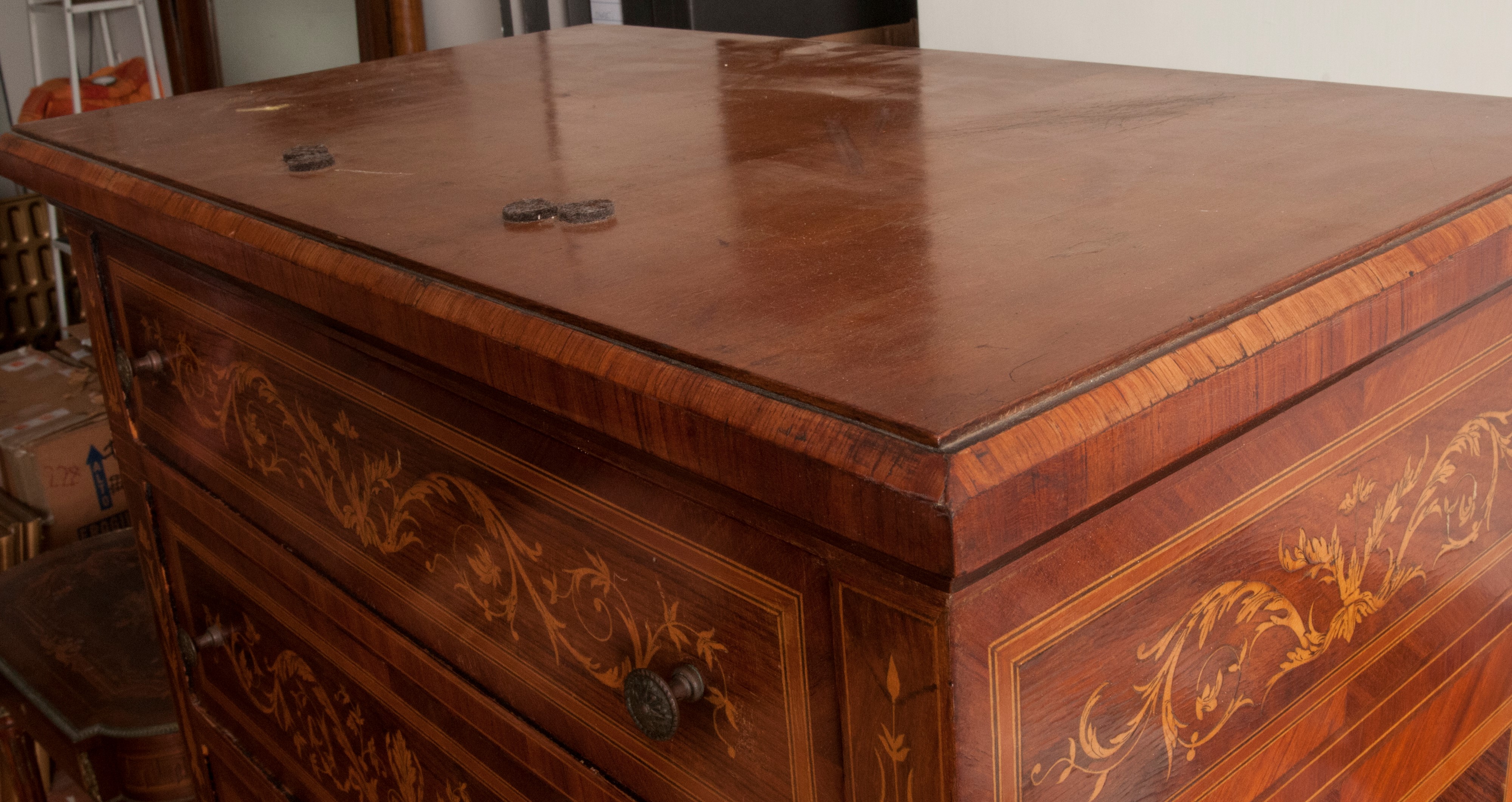Mobile settimanale, legno di mogano e impiallacciatura in piuma di mogano con tarsie floreali (me...
