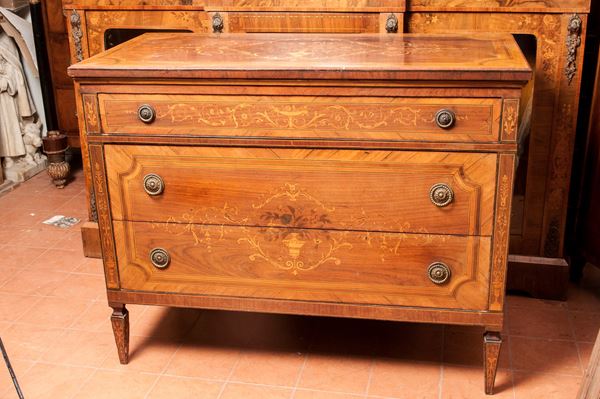 Cassettone a tre cassetti in legno