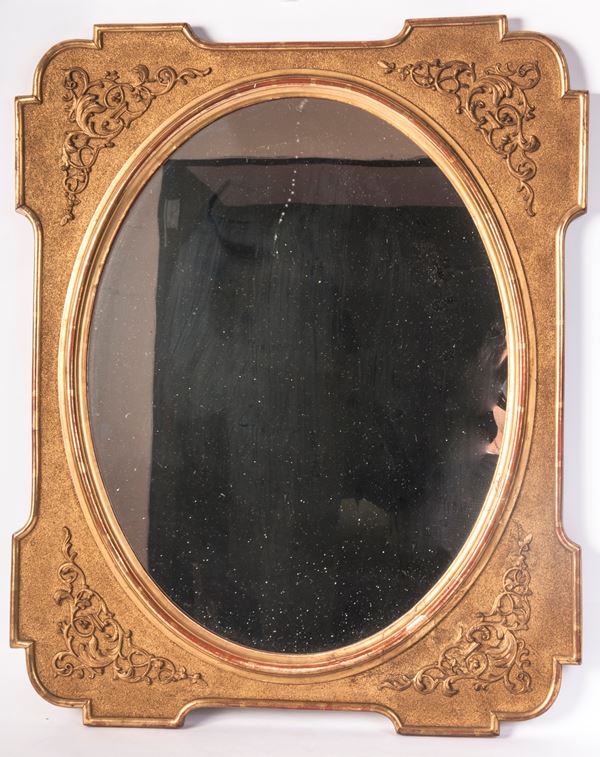 Specchiera in legno dorata ad assetto ovale