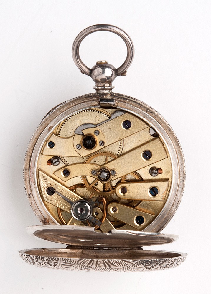 Orologio da tasca svizzero, cassa in argento 935/1000 con incisioni floreali e quadrante in smalt...