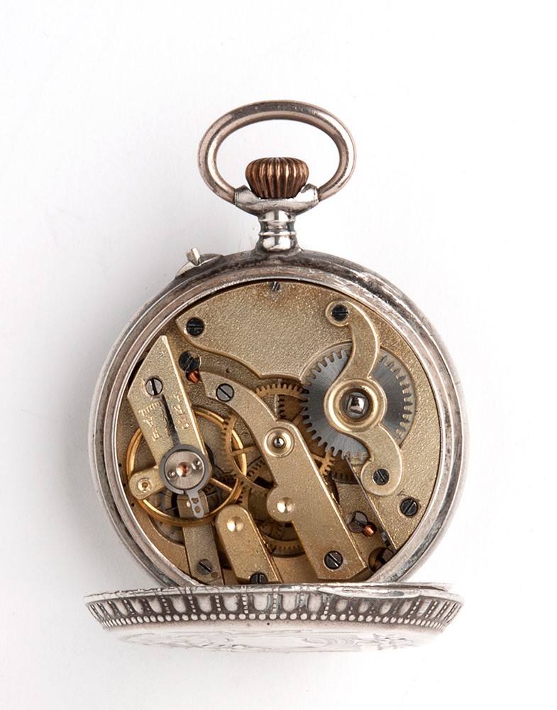 Orologio da tasca svizzero in argento, cassa incisa e quadrante in smalto policromo
