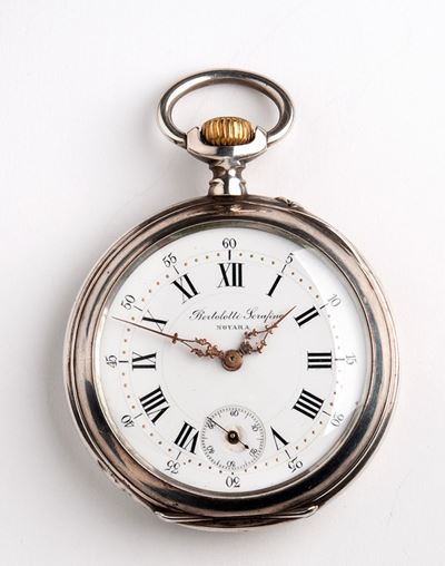 Orologio da tasca svizzero in argento con cassa incisa e quadrante in smalto