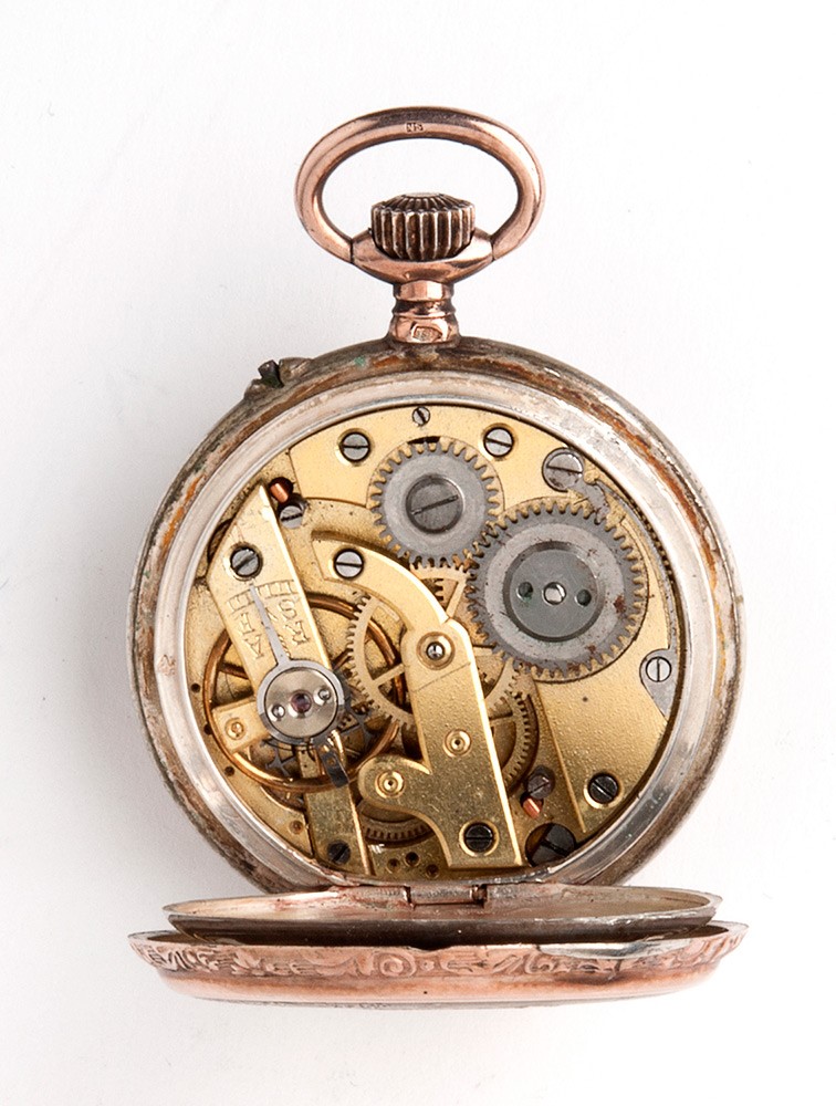 Orologio da tasca svizzero in argento 800/1000, cassa incisa e quadrante in smalto bianco