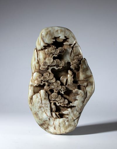 Scultura decorativa, paesaggio lacustre con vegetazione e saggio, blocco di giada Hotan, Cina, di...