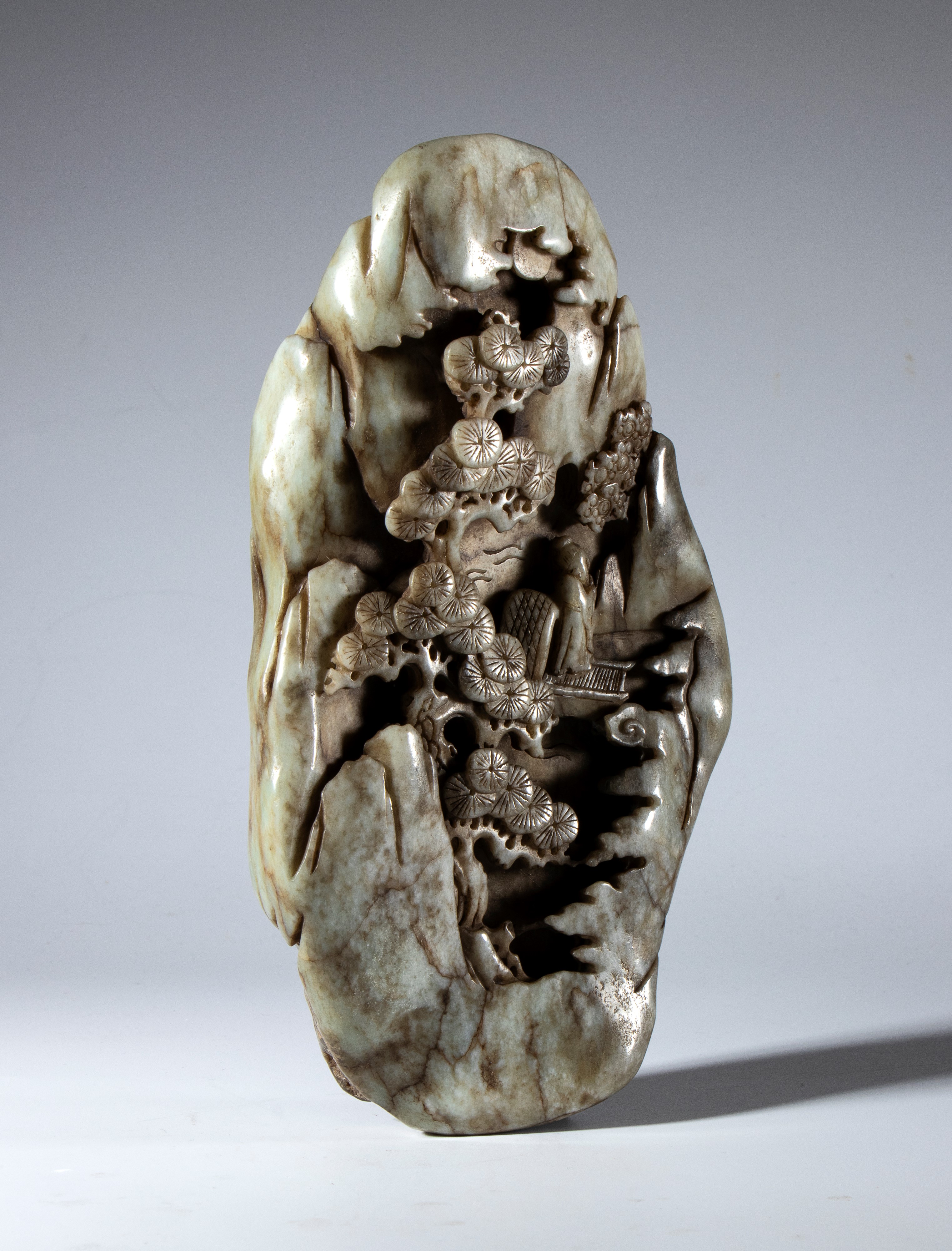 Scultura decorativa, paesaggio lacustre con vegetazione e saggio, blocco di giada Hotan, Cina, di...