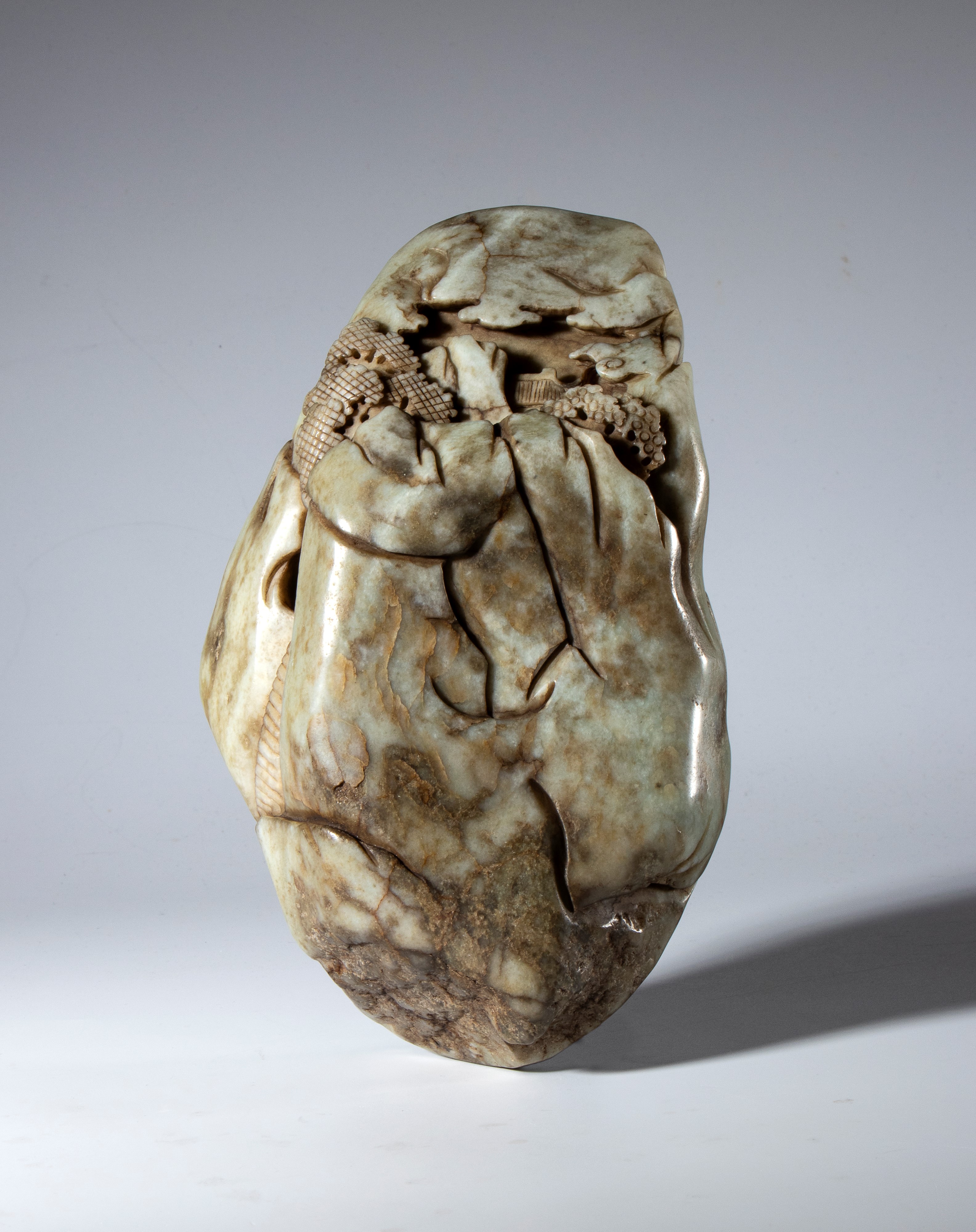 Scultura decorativa, paesaggio lacustre con vegetazione e saggio, blocco di giada Hotan, Cina, di...