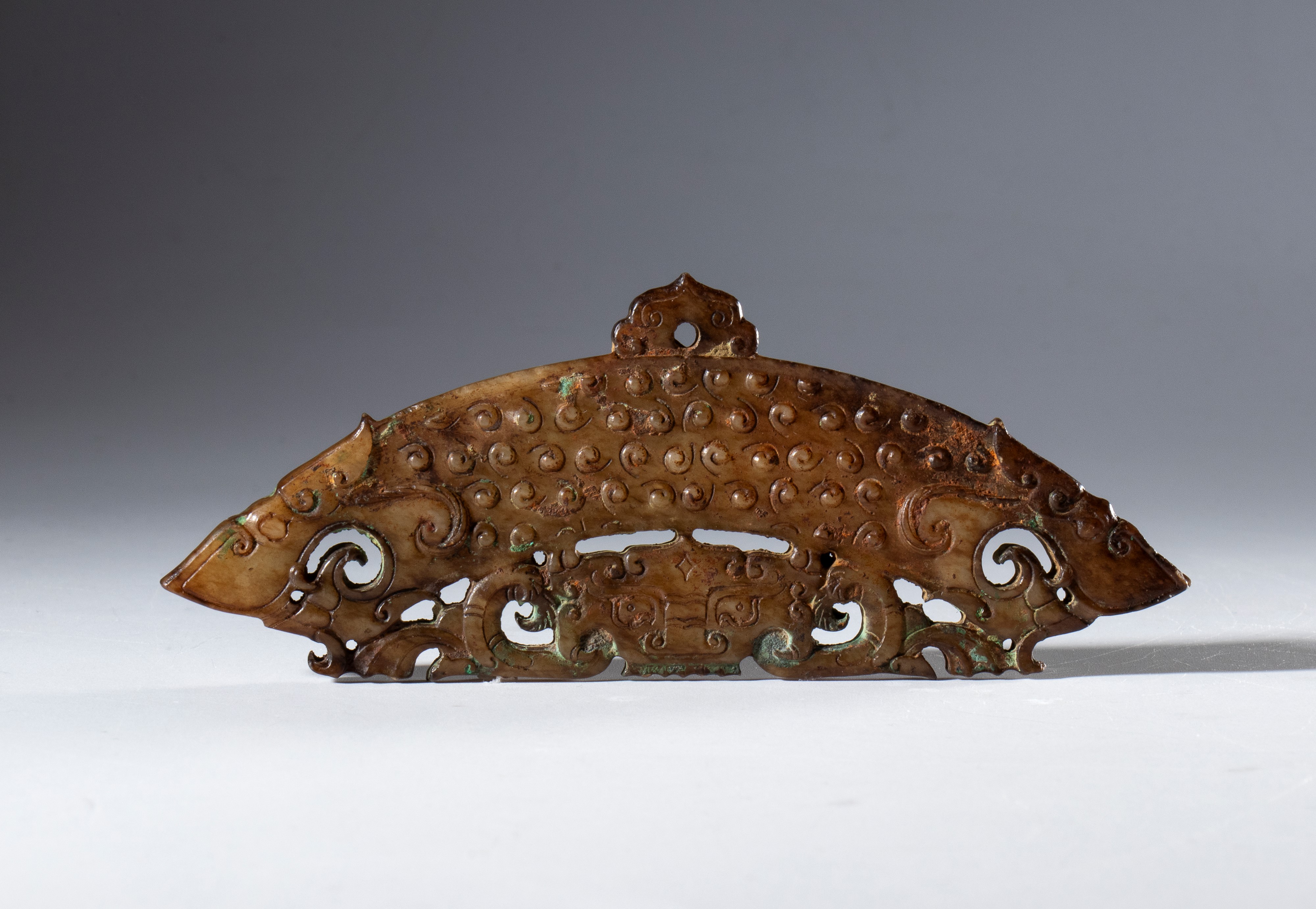 Cina, Dinastia Qing (XVII secolo), Mezzo disco ornamentale in giada scura Hotan incisa e traforat...