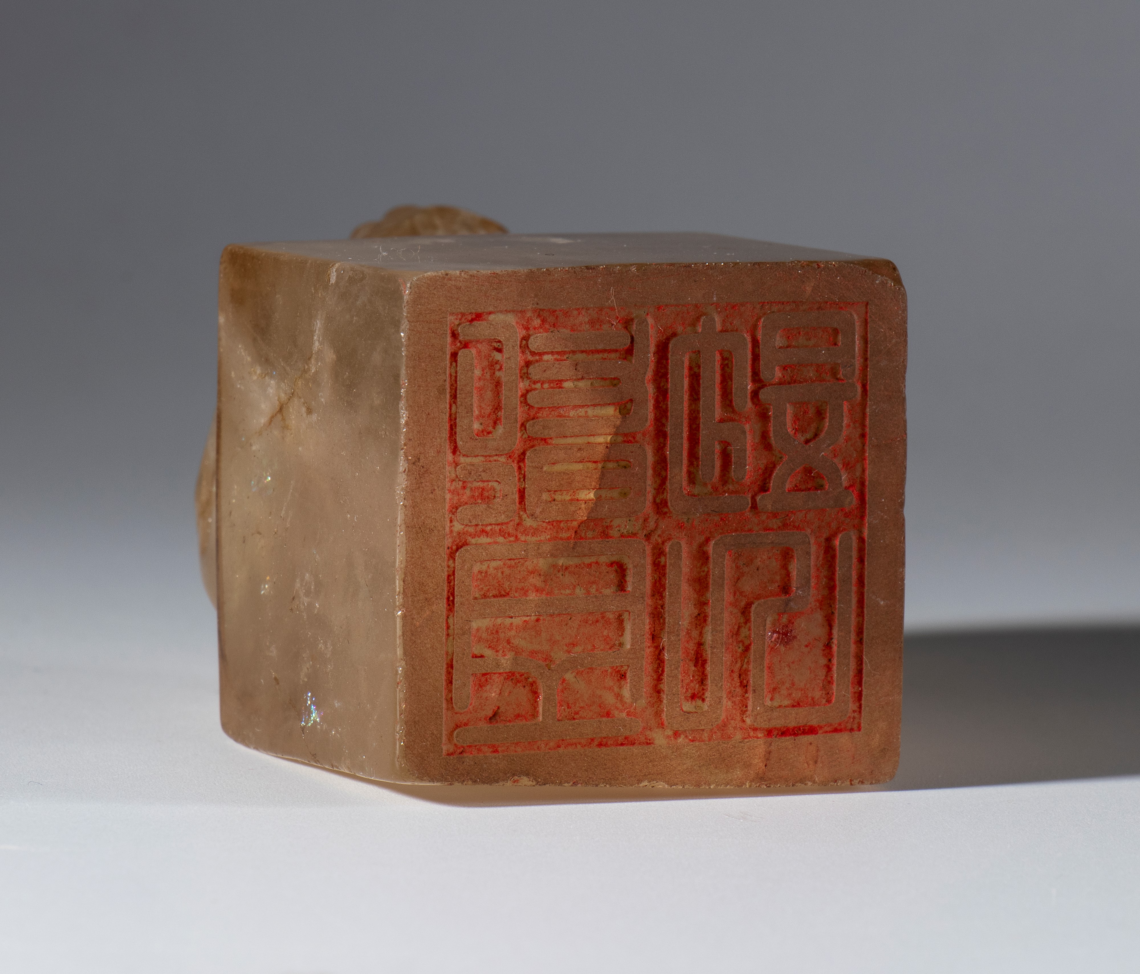 Sigillo, quarzo ialino con impugnatura scolpita a forma di tigre, Cina, dinastia Qing (1644-1912)...