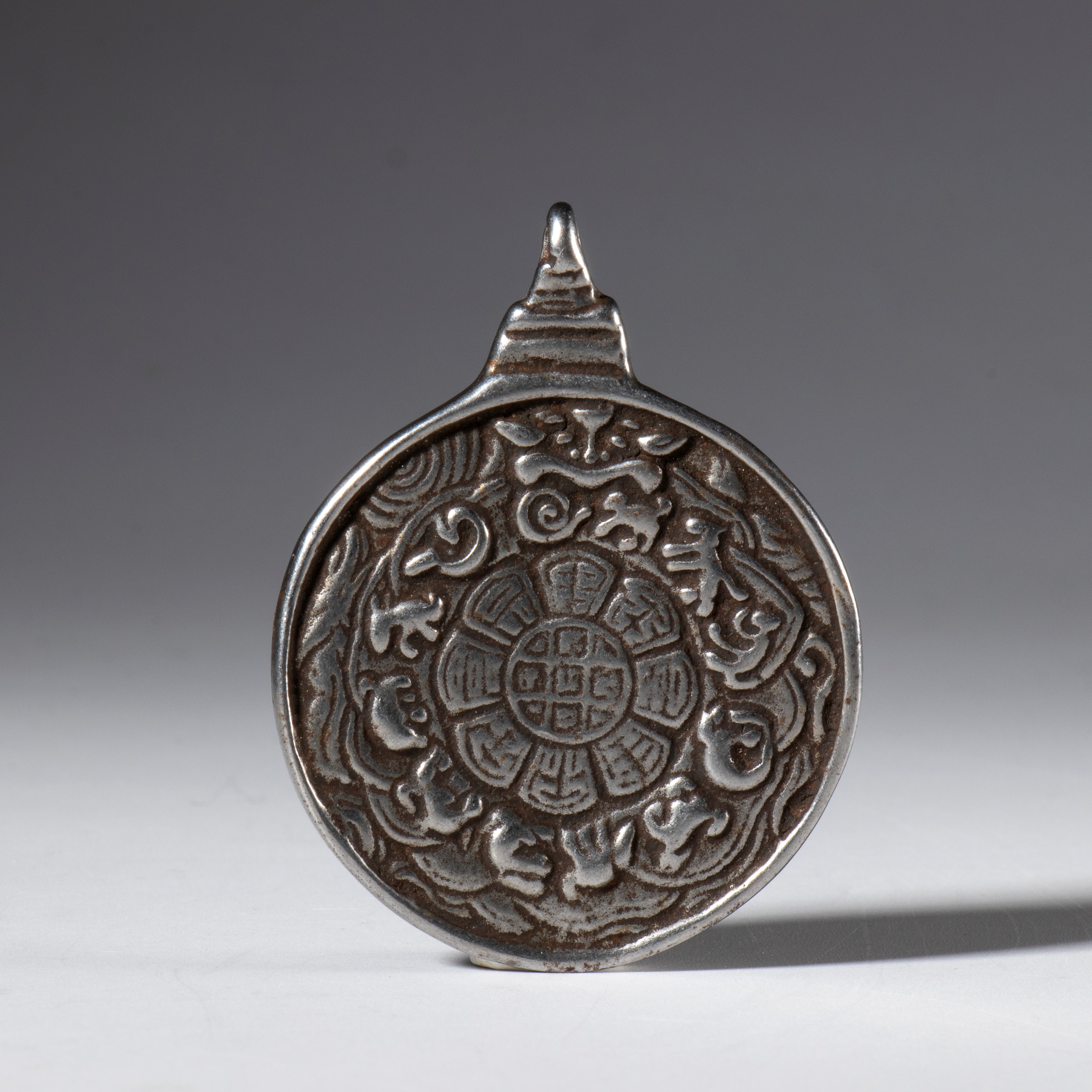 Amuleto Jiu Gong Ba Gua, in lega d’argento con raffigurazione di Mahakala, Tibet, XX secolo