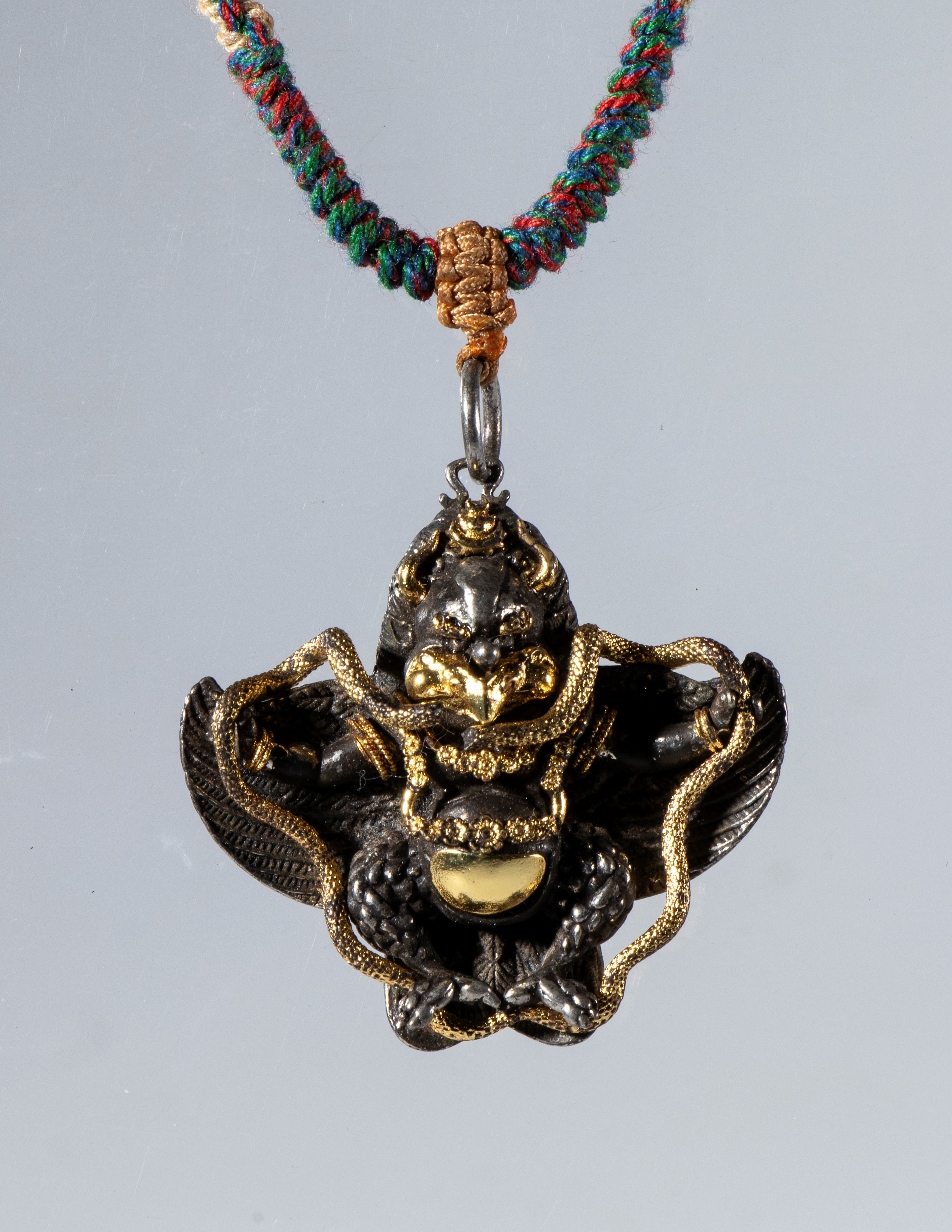 Pendente in lega di rame parzialmente dorata raffigurante Garuda, Cina, XX secolo